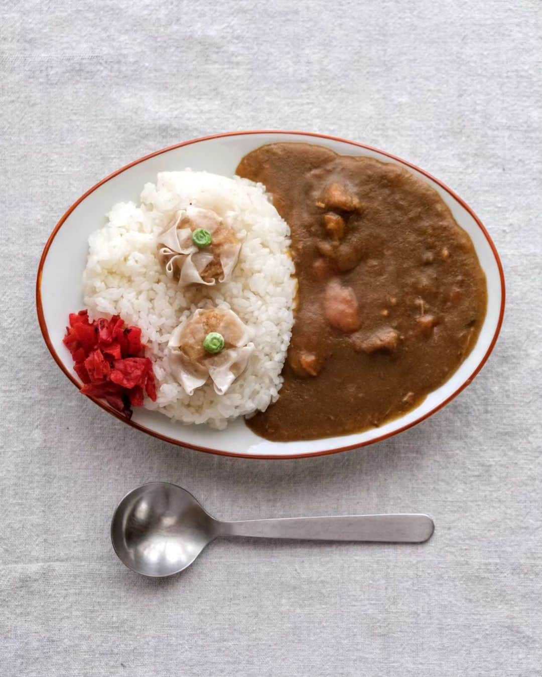 わたをのインスタグラム：「シウマイカレー🍛  今朝の徳島は大雨だから 散歩は雨が止んでからね🐾  #おうちごはん #朝ごはん #カレー #カレーライス #シウマイ #シウマイカレー #Yummy #Delicious #Japan #japanesefood #breakfast」