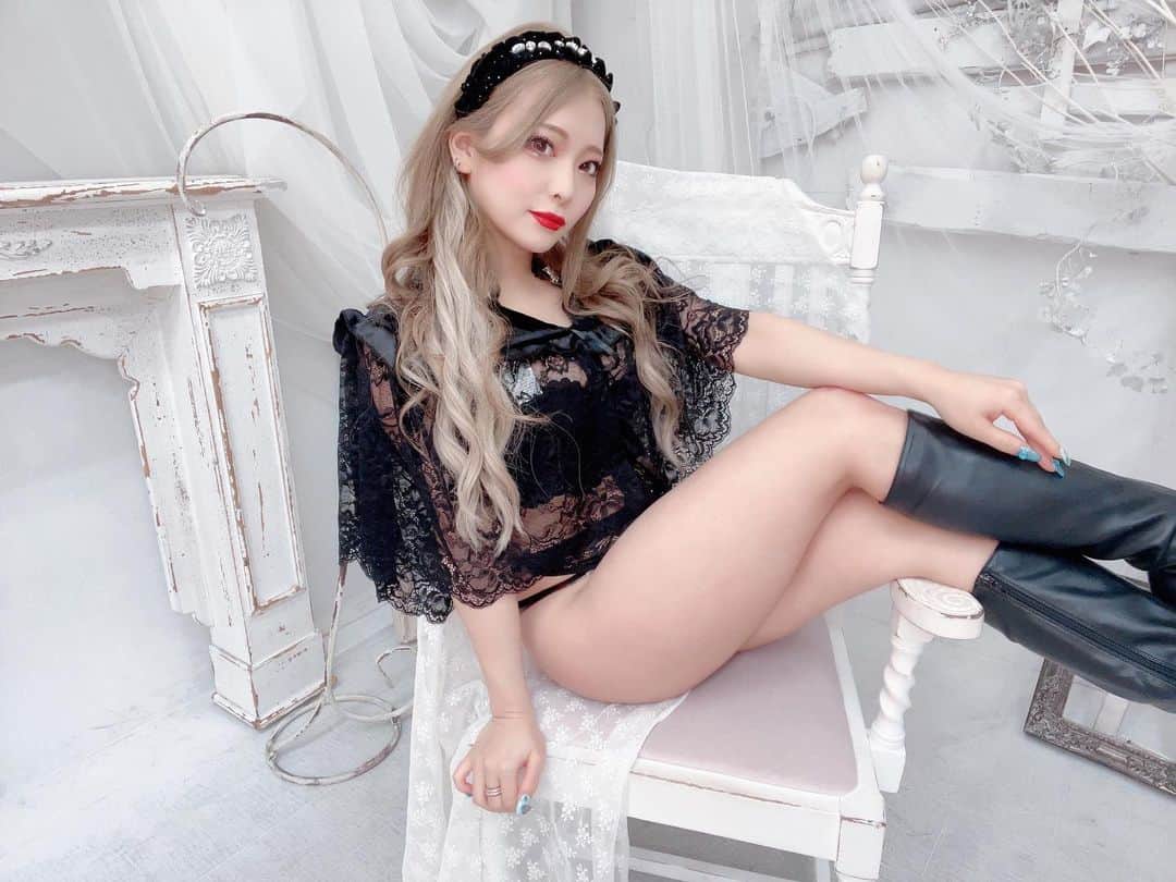のインスタグラム：「虚無感  #バーレスク大阪 #バーレスク東京 #バーレスク大阪ありえ #北新地 #インスタ映え #ホスト  #韓国メイク #ナイトスポット #童顔女子 #やさぐれアイドル #実物とは異なります  #明るい根暗  #シナモン  #グラビア #撮影会  #burlesqueosaka  #burlesquetokyo  #TikTok #showgirl #」