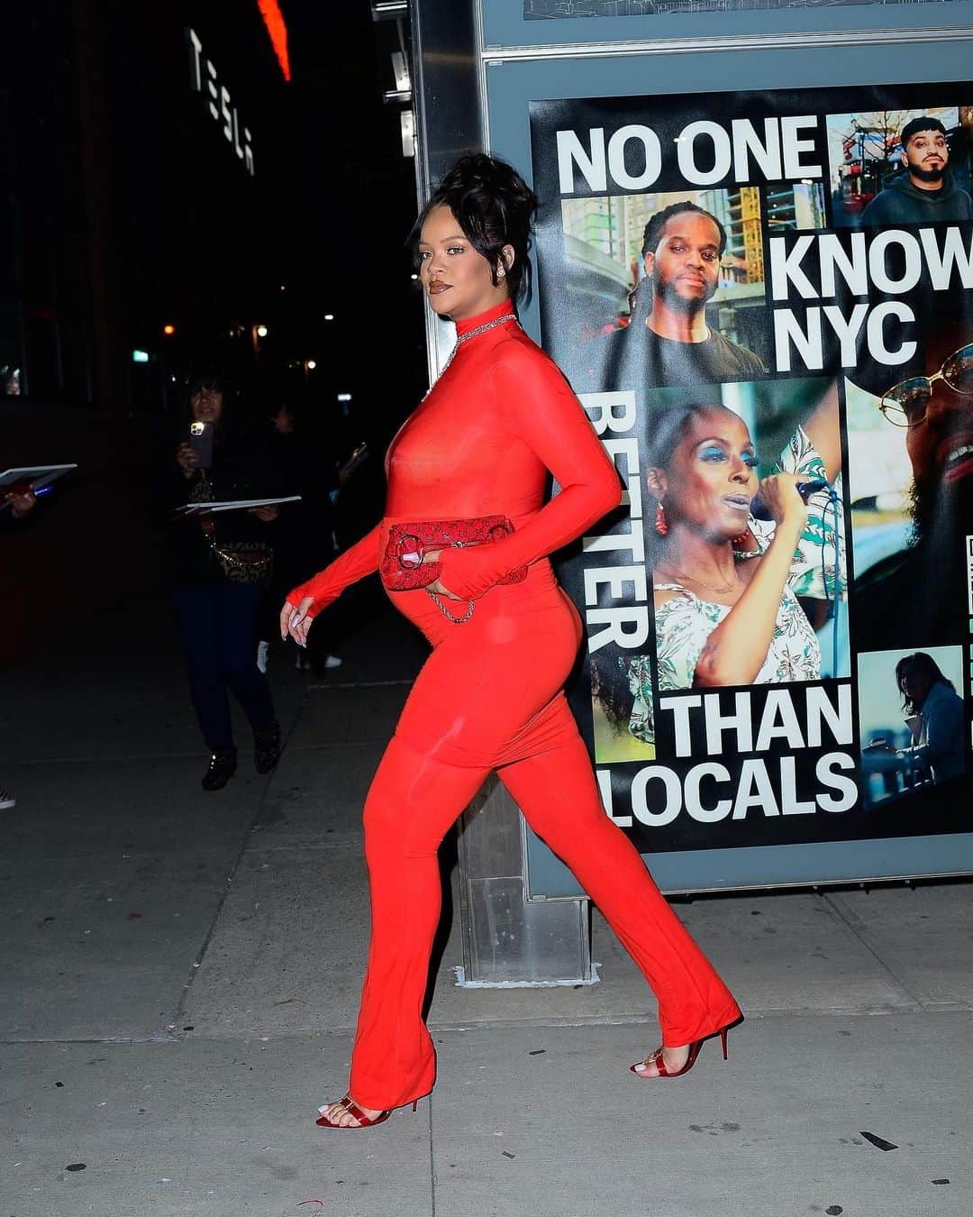 WHO WHAT WEARさんのインスタグラム写真 - (WHO WHAT WEARInstagram)「@badgalriri never fails to make a statement with her looks, and this undeniably eye-catching ensemble by @maisonalaia is no exception. For a night out in NYC, she paired the all-red outfit with a vintage Horsebit bag from Tom Ford's time as creative director at @gucci. Soon to be reissued for the brand's F/W 23 collection, there are plenty of secondhand styles on the market as we speak. Head to the link in our bio for more on the up-and-coming It bag. photo: backgrid」4月26日 6時49分 - whowhatwear