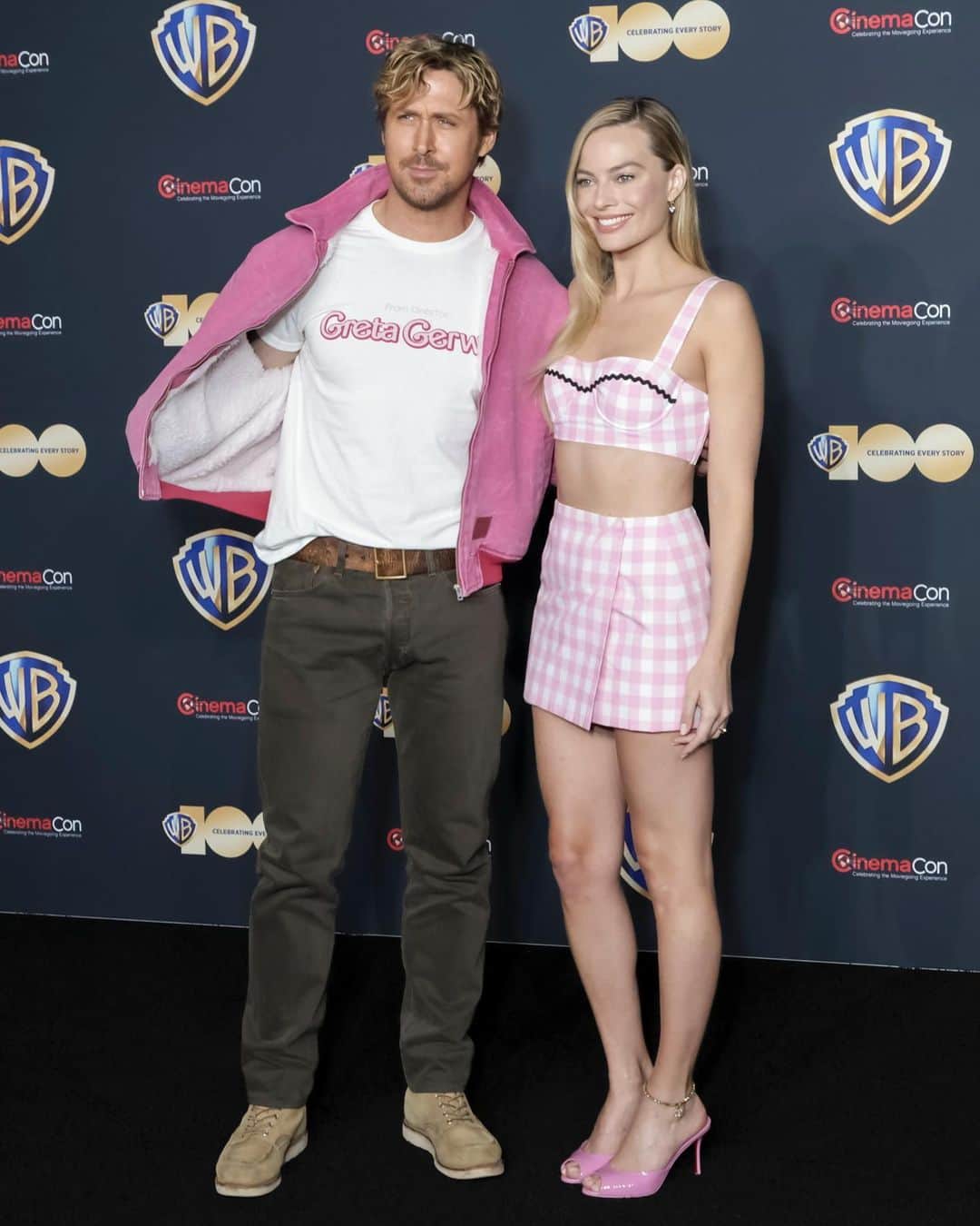 Vogue Parisさんのインスタグラム写真 - (Vogue ParisInstagram)「Margot Robbie and Ryan Gosling are channeling their inner Barbie and Ken for the promo of Greta Gerwig’s "Barbie" in Las Vegas!   #barbie #ryangosling #margotrobbie #ken #gretagerwig #barbiecore」4月26日 6時51分 - voguefrance