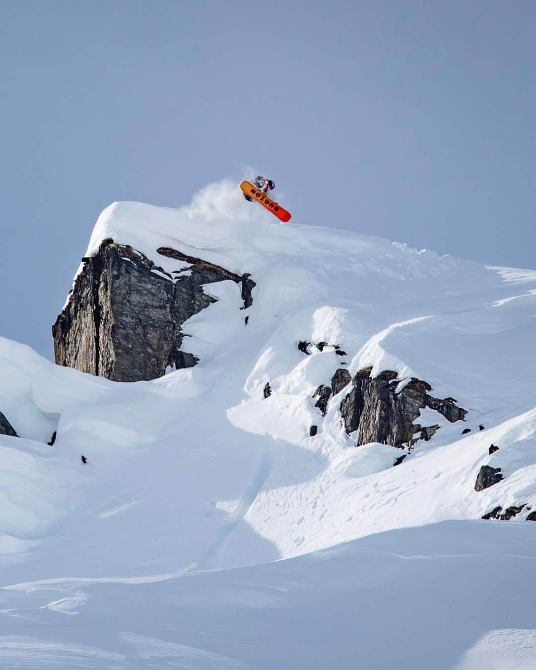 アナログクロージングのインスタグラム：「Alaska: “The Last Frontier” and the final stop on the @naturalselection Tour.   Tune in tomorrow (12PM PT / 3PM ET) as the #BurtonTeam battles it out for a spot on the podium 🏆   🖥️ Streaming on Burton.com (linked) 📷 @tbirdley  #Snowboarding  #Burton」