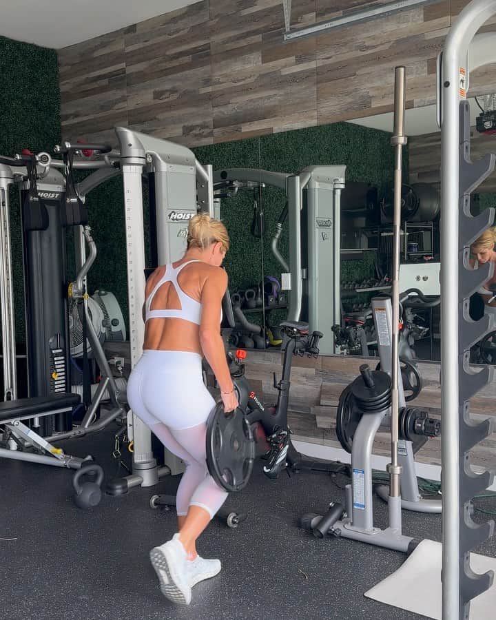 トリー・ウィルソンのインスタグラム：「4 Exercises From Today’s Lower Body Day! This 1st one I saw on ig somewhere & its awesome, try it!」