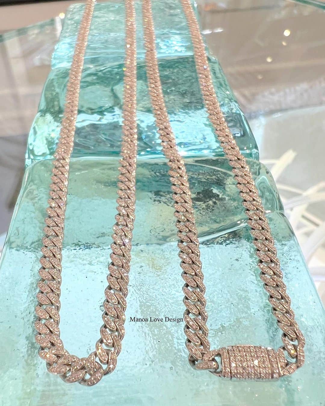 Manoa Love Design Hawaiiのインスタグラム：「Diamond White gold Cuban necklace* #manoalovedesign #waikiki#waikikibeach #jewelryshopping #jewelryaddict #jewelryfashion #hawaiivacation #hawaiitrip #honoluluhawaii #oahuhawaii #internationalmarketplace#manoa#マノアラブデザイン #マ ノア#キューバンネックレス #キューバンチェーン #ワイキキ＃ハ ワイ在住#ジュエリー好き #ゴールドネックレス #ジュエリーコーディネート#夏威東」