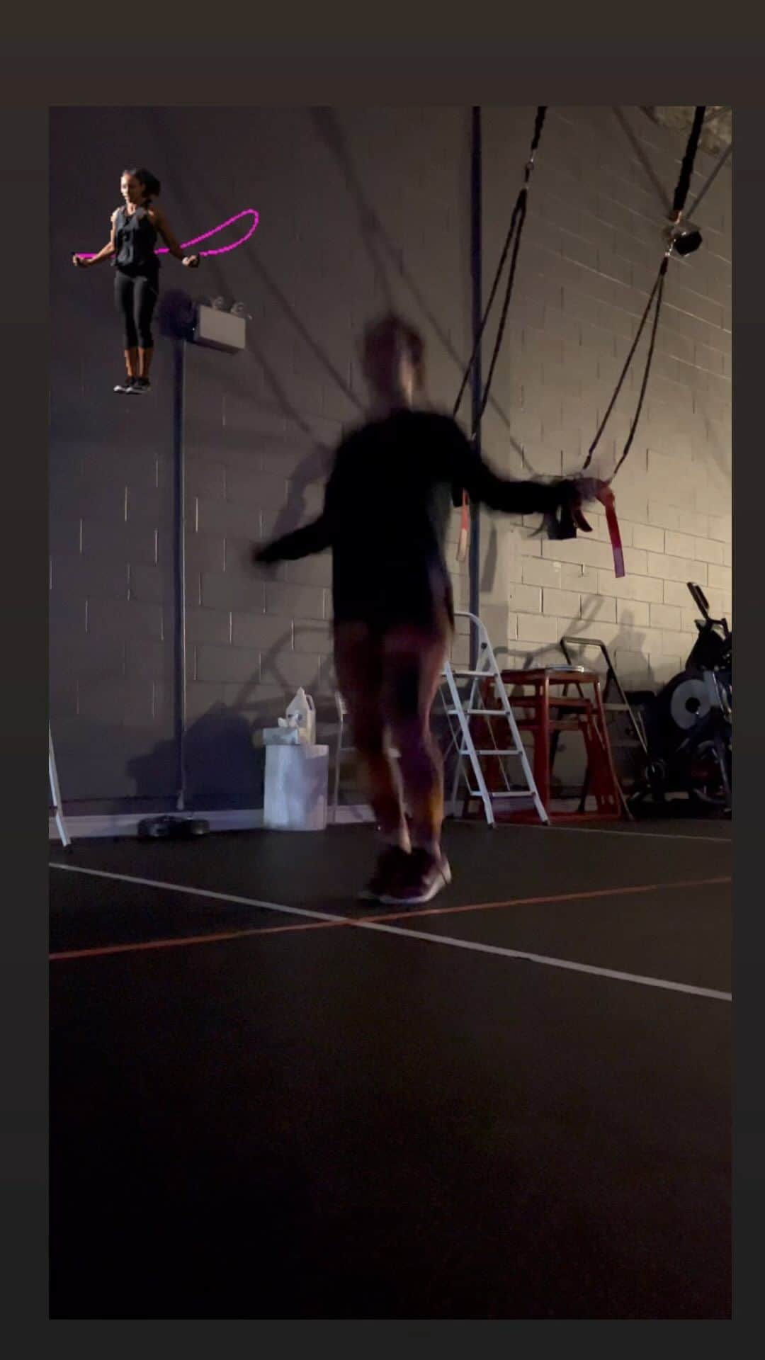 メーガン・デュアメルのインスタグラム：「Started class today in the dark 🤣 and wanted proof of my backwards criss cross efforts 💪  @therotationroom   #turnthelightson #skipping #skippingworkout」