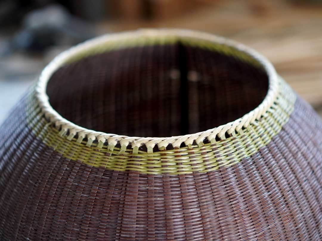 竹虎さんのインスタグラム写真 - (竹虎Instagram)「真竹の表皮を薄く剥いで磨きをかけた竹ヒゴで、丁寧に編み込んだ籠は独特の美しい色合いに変わっていく。だから、編み上がってきた鰻魚籠はこれからだ。50年後に完成すると言ってもいい。どんな風に成長するのか？こんな風に手直しされながら、逞しく進化する。 . #竹虎 #虎斑竹専門店竹虎 #山岸竹材店 #竹虎四代目 #TAKETORA #竹製品 #竹細工 #Sustainable #竹 #魚籠 #SDGs #basket #japan #持続可能な開発目標 #bamboo #bamboocraft #仁淀ブルー #かご #鰻魚籠 #籠 #真竹 #バスケット #エシカル #サステナブル #竹のある暮らし #伝統 #真竹 #磨き細工 #鰻魚籠 #日本の暮らしは元々サステナブル」4月26日 7時07分 - taketora1894