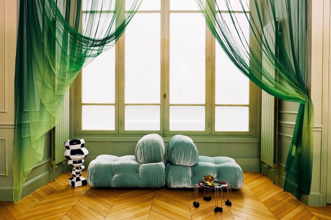 ELLE DECORさんのインスタグラム写真 - (ELLE DECORInstagram)「Why choose just one shade of green when you can have them all? In this Parisian apartment designed by Uchronia (@uchronia_world), a custom dégradé wall treatment (a gradient color scale that, unlike ombré, allows for a range of hues) was deployed in the dining room in a mossy green. “Where it was once banal,” the homeowner says, “it is now magic.” 💚🪄  Click the link in bio to tour the rest of this boundary-busting residence, as shown in our May 2023 issue. Written by @gaygassmann. Photographed by @felixdolmaillot.」4月26日 7時01分 - elledecor