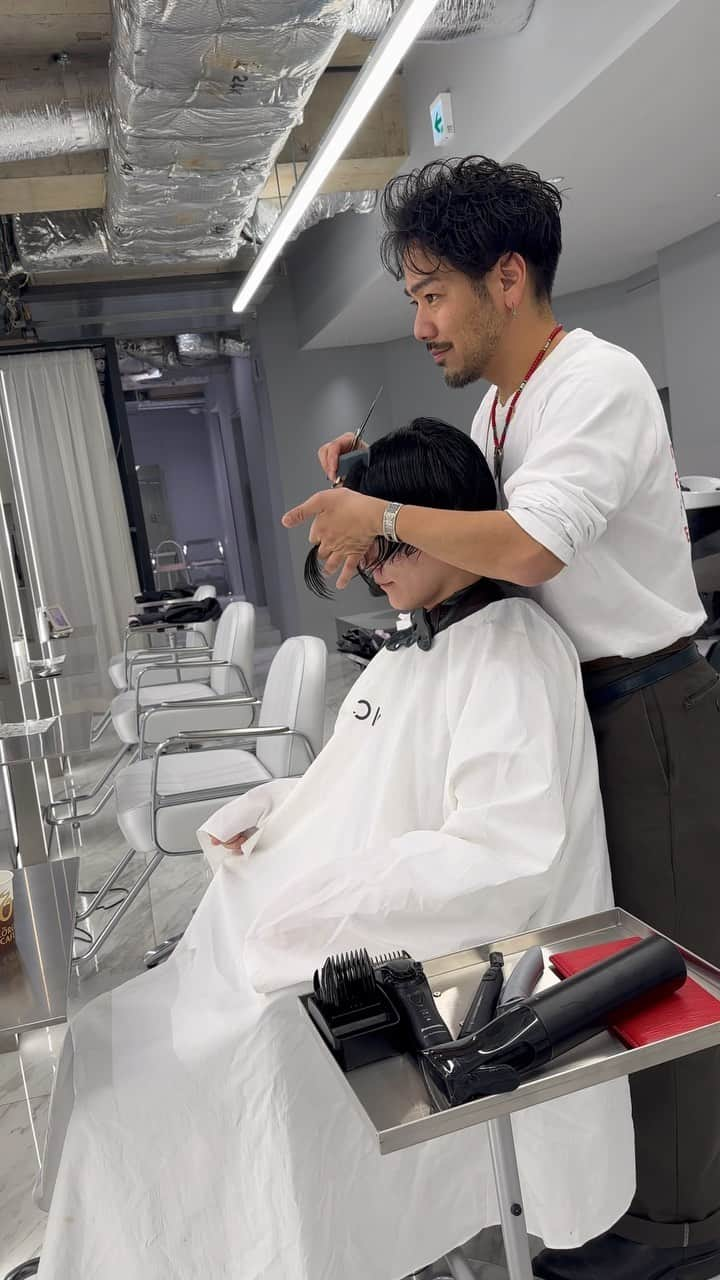 浅野宏明のインスタグラム：「#menshair ✂︎ センターパートでも前髪下ろしでも無造作でもカッコいいやつ。  緩くパーマかけとくとセットしやすいし、イケてると思います。  カット¥7700 パーマ¥9900 指名料¥3300  東京都新宿区歌舞伎町1-1-17 エキニア新宿8階 ☎️0362338987  #menscut #tokyo#japan#SHINKUKU#kabukicho #hairdresser#tokyohairdresser #mensgrooming #fade#fadehaircut #新宿メンズカット #新宿メンズサロン #メンズヘア #新宿メンズヘア #センターパート#アップバング#ベリーショート#韓国ヘア#韓国ヘア男性#koreamodel #ビジネスマンヘア」