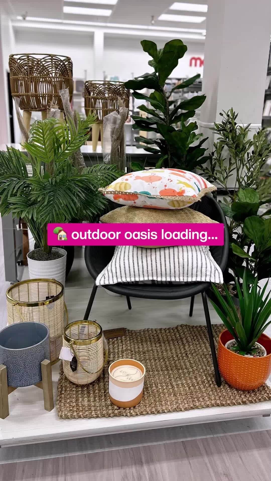 T.J.マックスのインスタグラム：「Your patio loves compliments 😉 Save on outdoor home in-store & online now, link in bio.」