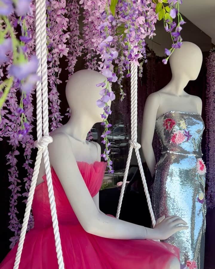 Monique Lhuillierのインスタグラム：「Spring has Sprung! 🌷🌸 #moniquelhuillier」