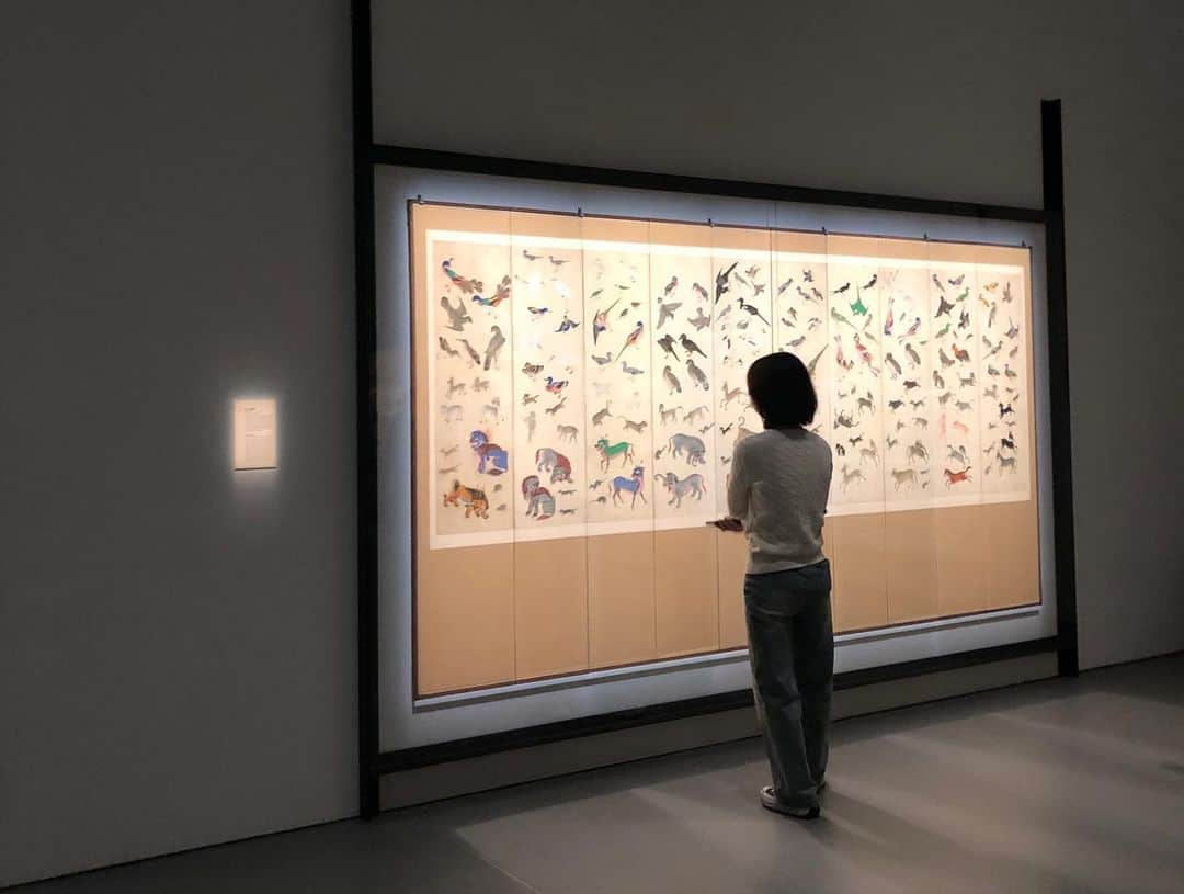 Baekさんのインスタグラム写真 - (BaekInstagram)「-Beyond folding screens 屏風の国、朝鮮-  ずっと観に行きたかった展示をソウルにいる間見てきました。500年の間の色々な屏風の展示なのですが昔の人々はとても植物や動物、自然が近く、そういった素材が屏風にたくさん描かれていました。動物や植物が象徴する意味合いもあって、それを解釈するのもたのしかったり。 今のように車やスマートフォンなど便利な道具がなかったからこそあの昔の人々はもっとゆっくり、自然のいろんなものを見ることができたんでしょうか 時々、昔の人の気持ちが知りたくなります💭」4月26日 7時06分 - baek1030