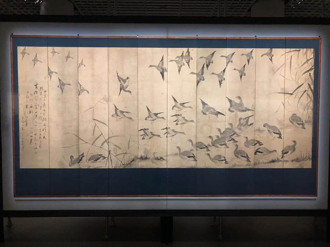 Baekさんのインスタグラム写真 - (BaekInstagram)「-Beyond folding screens 屏風の国、朝鮮-  ずっと観に行きたかった展示をソウルにいる間見てきました。500年の間の色々な屏風の展示なのですが昔の人々はとても植物や動物、自然が近く、そういった素材が屏風にたくさん描かれていました。動物や植物が象徴する意味合いもあって、それを解釈するのもたのしかったり。 今のように車やスマートフォンなど便利な道具がなかったからこそあの昔の人々はもっとゆっくり、自然のいろんなものを見ることができたんでしょうか 時々、昔の人の気持ちが知りたくなります💭」4月26日 7時06分 - baek1030