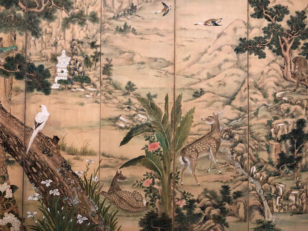Baekさんのインスタグラム写真 - (BaekInstagram)「-Beyond folding screens 屏風の国、朝鮮-  ずっと観に行きたかった展示をソウルにいる間見てきました。500年の間の色々な屏風の展示なのですが昔の人々はとても植物や動物、自然が近く、そういった素材が屏風にたくさん描かれていました。動物や植物が象徴する意味合いもあって、それを解釈するのもたのしかったり。 今のように車やスマートフォンなど便利な道具がなかったからこそあの昔の人々はもっとゆっくり、自然のいろんなものを見ることができたんでしょうか 時々、昔の人の気持ちが知りたくなります💭」4月26日 7時06分 - baek1030