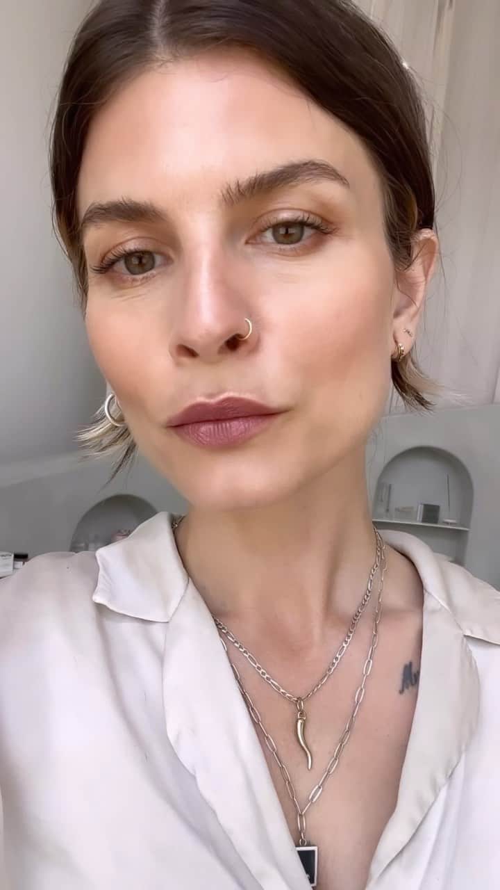 glorianotoのインスタグラム：「Doing what I do for @noto_botanics - Contour kit+five 💓」