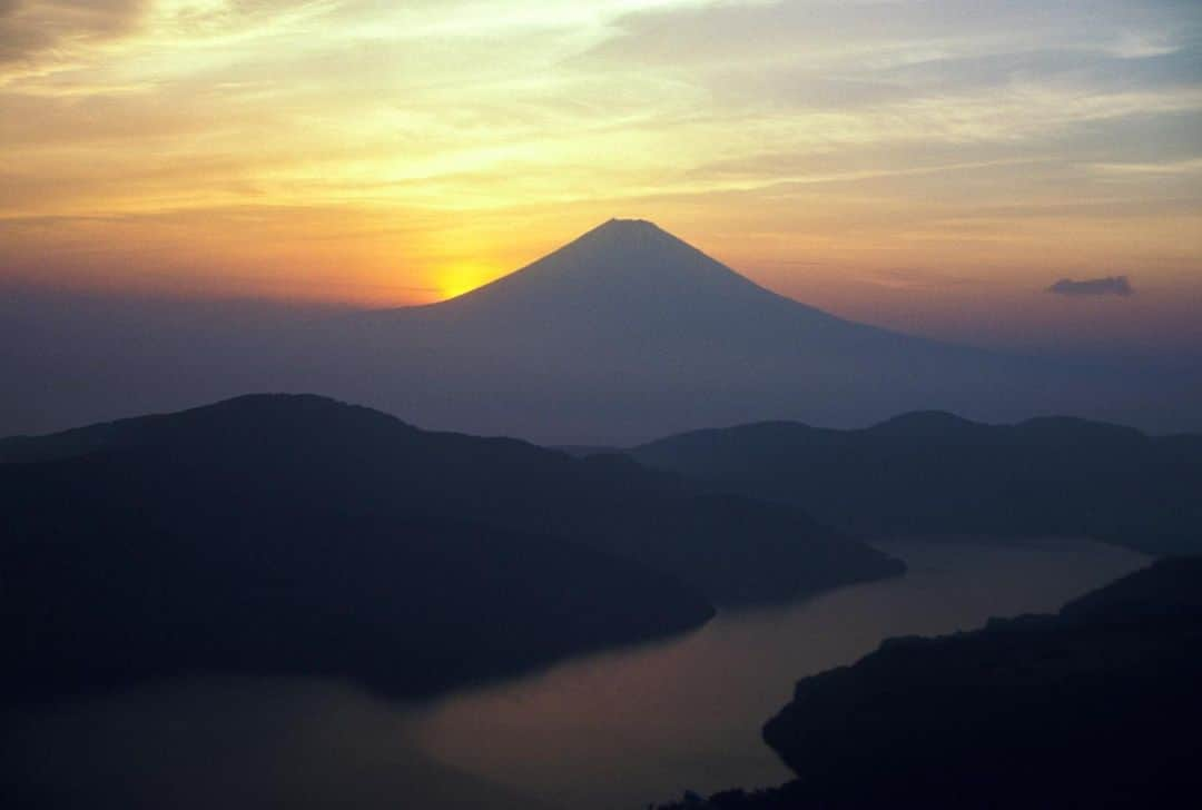 Michael Yamashitaさんのインスタグラム写真 - (Michael YamashitaInstagram)「Back in Japan and heading for Mt. Fuji.  Fujisan as it’s known to the Japanese, is the most iconic symbol of Japan, as well as an active volcano and its tallest mountain (3776 m or 12,388 ft). Climbing Mt. Fuji and experiencing the sunrise is regarded as an important pilgrimage and has inspired painters, poets and photographers for centuries. Here are a few frames taken from the air. #Fuji #mtfuji #fujisan」4月26日 7時14分 - yamashitaphoto