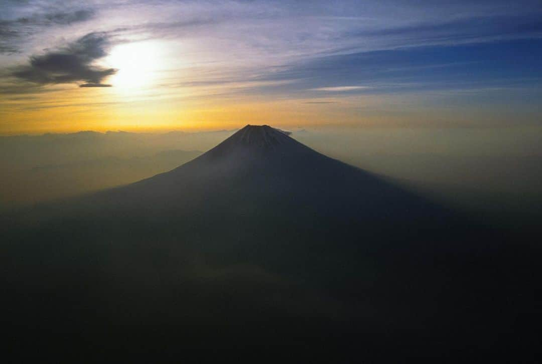 Michael Yamashitaさんのインスタグラム写真 - (Michael YamashitaInstagram)「Back in Japan and heading for Mt. Fuji.  Fujisan as it’s known to the Japanese, is the most iconic symbol of Japan, as well as an active volcano and its tallest mountain (3776 m or 12,388 ft). Climbing Mt. Fuji and experiencing the sunrise is regarded as an important pilgrimage and has inspired painters, poets and photographers for centuries. Here are a few frames taken from the air. #Fuji #mtfuji #fujisan」4月26日 7時14分 - yamashitaphoto