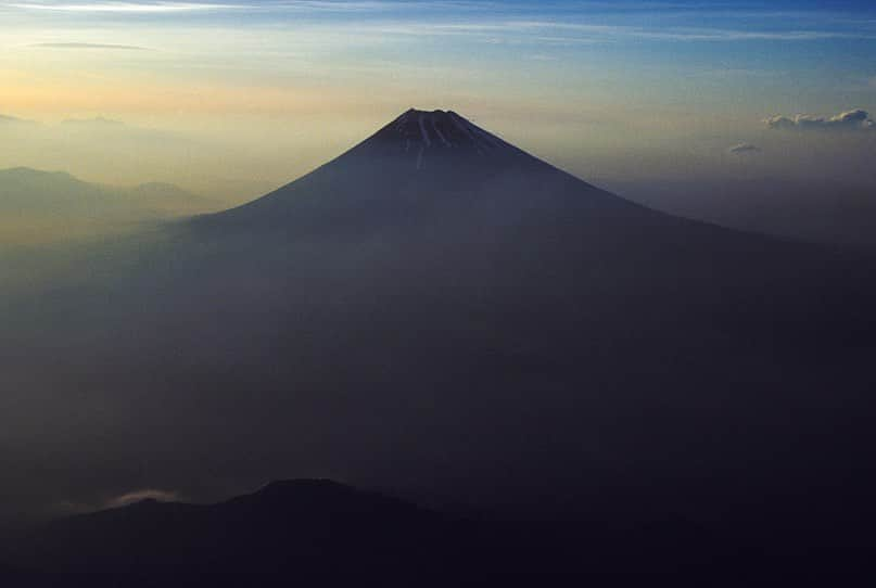 Michael Yamashitaさんのインスタグラム写真 - (Michael YamashitaInstagram)「Back in Japan and heading for Mt. Fuji.  Fujisan as it’s known to the Japanese, is the most iconic symbol of Japan, as well as an active volcano and its tallest mountain (3776 m or 12,388 ft). Climbing Mt. Fuji and experiencing the sunrise is regarded as an important pilgrimage and has inspired painters, poets and photographers for centuries. Here are a few frames taken from the air. #Fuji #mtfuji #fujisan」4月26日 7時14分 - yamashitaphoto