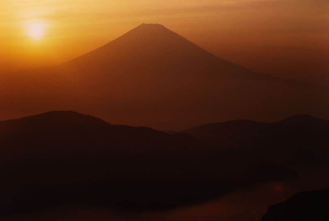 Michael Yamashitaさんのインスタグラム写真 - (Michael YamashitaInstagram)「Back in Japan and heading for Mt. Fuji.  Fujisan as it’s known to the Japanese, is the most iconic symbol of Japan, as well as an active volcano and its tallest mountain (3776 m or 12,388 ft). Climbing Mt. Fuji and experiencing the sunrise is regarded as an important pilgrimage and has inspired painters, poets and photographers for centuries. Here are a few frames taken from the air. #Fuji #mtfuji #fujisan」4月26日 7時14分 - yamashitaphoto