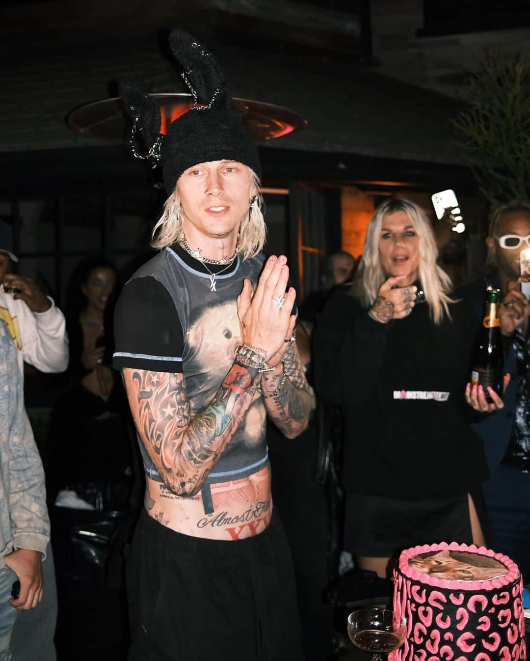 Young Gunnerさんのインスタグラム写真 - (Young GunnerInstagram)「i am 32 + 🖕🏼」4月26日 7時15分 - machinegunkelly