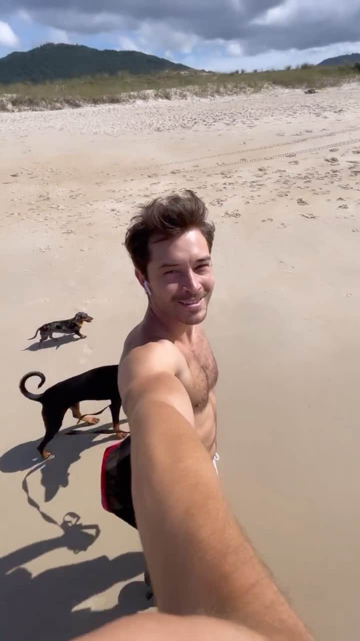 フランシスコ･ラチョースキーのインスタグラム：「🚴 🎾 🏋🏻🐶🏝️」