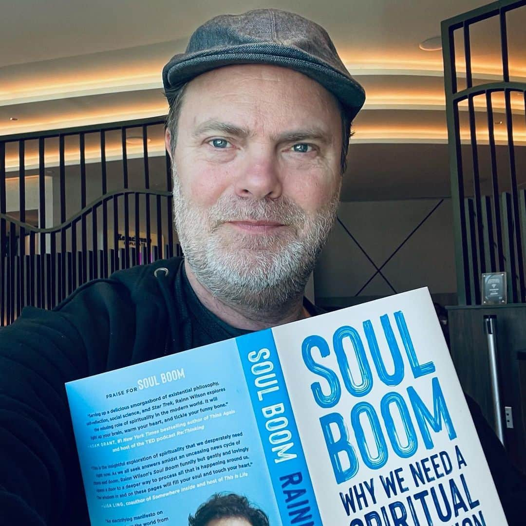 マーク・ラファロのインスタグラム：「I know a lot of you are hurting and have begun to lose some faith, but we can get to a better tomorrow. @rainnwilson has spent a lifetime studying faith and belief, living those values, and offers up a guide to peace in these troubled times. Get your copy of @soulboom today via the link in my bio.」