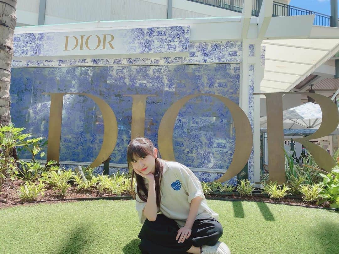 櫻井佑音さんのインスタグラム写真 - (櫻井佑音Instagram)「📸🫧  アラモアナセンターにあったDiorのフォトスポット！ お店たくさんあって楽しかった🥰」4月26日 7時33分 - yuneyune00