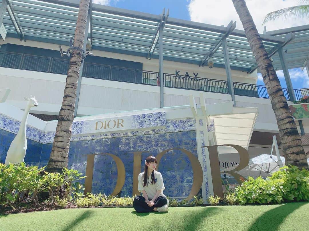 櫻井佑音のインスタグラム：「📸🫧  アラモアナセンターにあったDiorのフォトスポット！ お店たくさんあって楽しかった🥰」