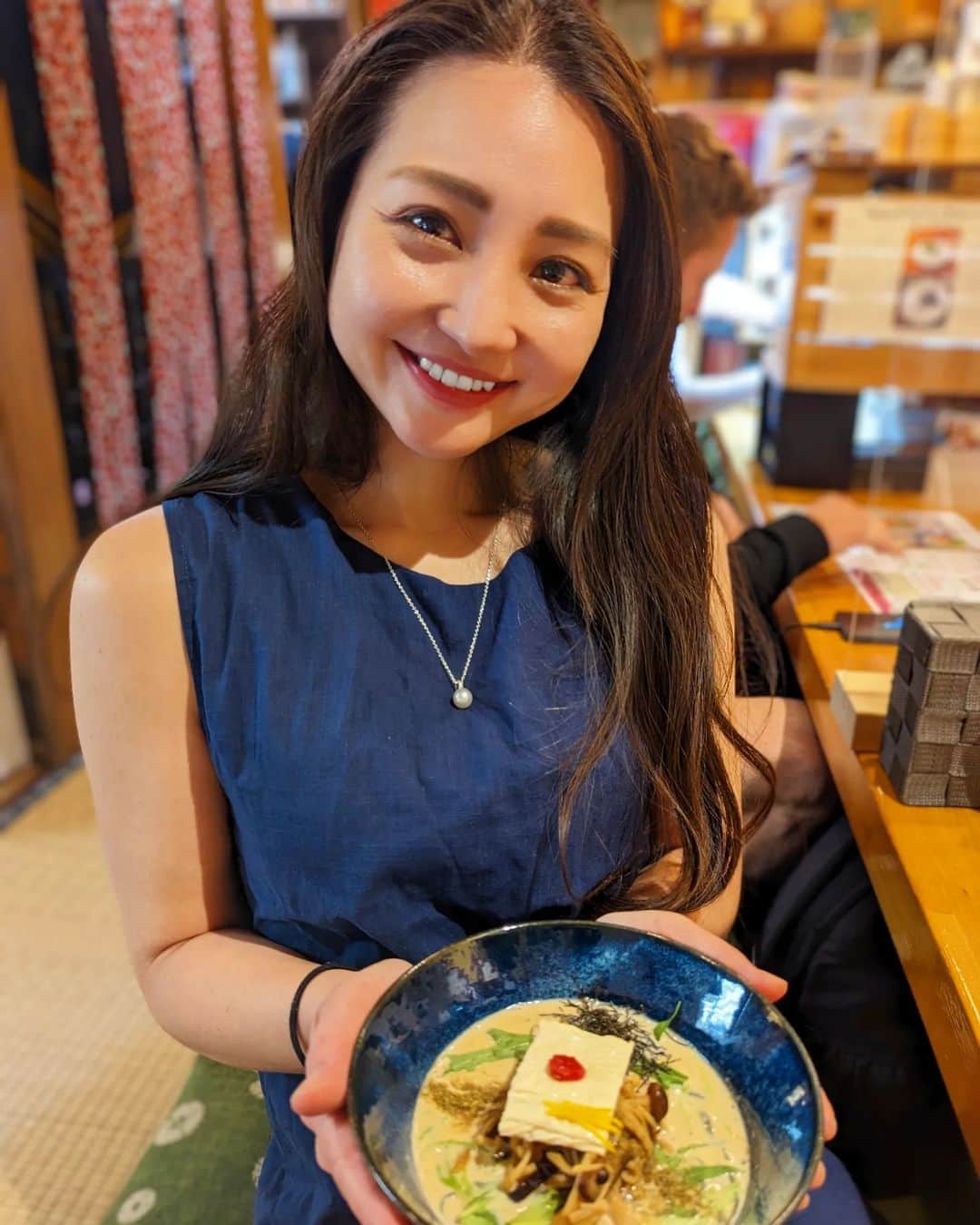Hiromi Tomiiさんのインスタグラム写真 - (Hiromi TomiiInstagram)「おはよん😊 先日ラーメンを食べてきたんだけど、 . 動物性食品を一切使わないで作った豆乳ラーメン😊♥ Veganのラーメンを初体験😊😊 . ・ムサシ（キノコの山椒煮、生湯葉、梅肉、水菜、） ・大豆ミートの坦々風（大豆ミート、パプリカ、水菜） をいただいてきたよ😊 . 体がめちゃめちゃ元気に◎ ヘルシーでラーメンなのに罪悪感ない〜♥ 私達以外は海外の方で旅行に来てるみたいで楽しかったです😊 . お店の方も素敵な優しい方でした◎ . . 📌豆乳ラーメン豆禅 住所　京都府京都市左京区下鴨東高木町１３-４ 駅からのアクセス 京都市営地下鉄烏丸線 ／ 松ヶ崎駅 徒歩12分（910m） 叡山電鉄叡山本線 ／ 茶山駅 徒歩14分（1.1km） 叡山電鉄叡山本線 ／ 元田中駅 徒歩15分（1.1km） . . ランチ:11:30〜15:00 LO14:30  ディナー:18:00〜22:00  LO21:30   定休日　水曜日 、木曜日  . .  . PR @vegan_ramen_towzen #京都ラーメン #豆乳ラーメン #豆禅 #京都ヴィーガン #ヴィーガンラーメン #春コーデ　#スカートコーデ　#旅行コーデ #yoga#筋トレ#ダイエット#ボディーメイク #筋トレ女子#ダイエット仲間募集　 #京都　#kyoto  #kyotojapan　 #京都散歩」4月26日 7時30分 - hiromi.tomii