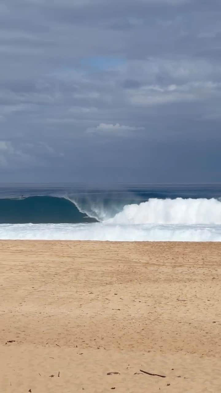 Surf Magazineのインスタグラム：「A peaceful summer day — and some hectic Backdoor pits.  @conor_kennedy_ makes the most of a rare combo.  🎥: @guy__mac」