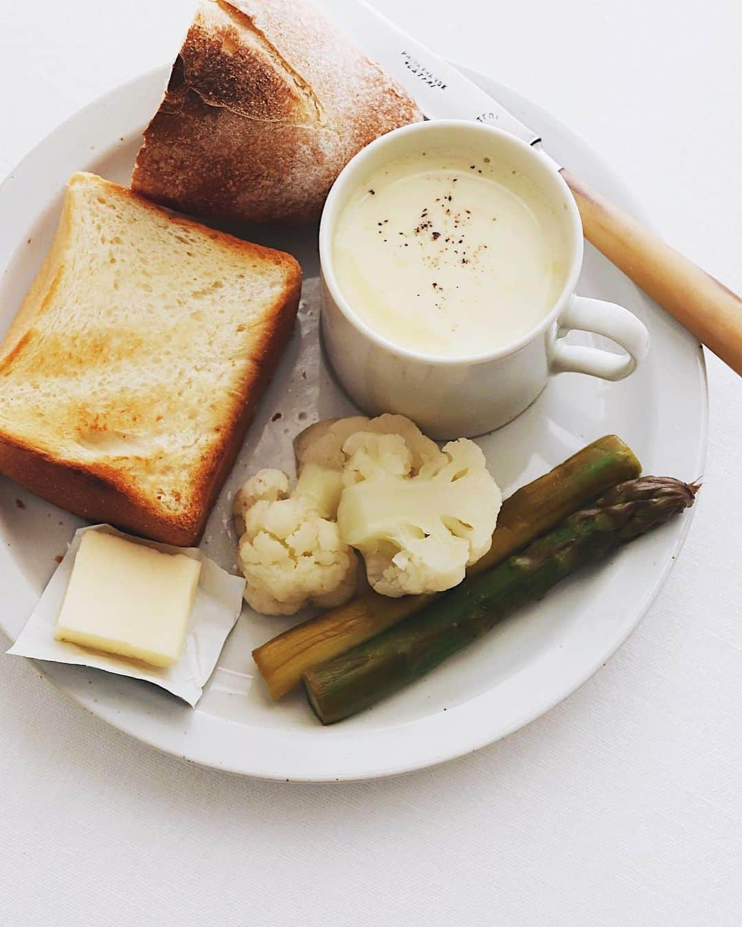 樋口正樹さんのインスタグラム写真 - (樋口正樹Instagram)「Today's breakfast 🍞🥖 . 今朝は２種のパンとバター、 ピクルスのカリフラワーと アスパラ、＆コーンスープ😋 . . . #朝食 #パンの端っこ #ピクルス #コーンスープ #カリフラワー #アスパラ #パンとバター #パンとスープ #阿蘇牛乳のミルクブレッド #タカキベーカリー #breadandsoup #breakfast」4月26日 7時31分 - higuccini