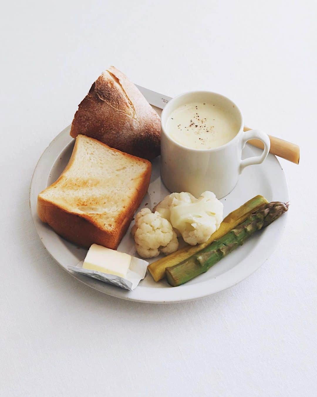 樋口正樹さんのインスタグラム写真 - (樋口正樹Instagram)「Today's breakfast 🍞🥖 . 今朝は２種のパンとバター、 ピクルスのカリフラワーと アスパラ、＆コーンスープ😋 . . . #朝食 #パンの端っこ #ピクルス #コーンスープ #カリフラワー #アスパラ #パンとバター #パンとスープ #阿蘇牛乳のミルクブレッド #タカキベーカリー #breadandsoup #breakfast」4月26日 7時31分 - higuccini