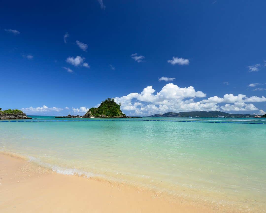 Okinawa Marriott Resort & Spa 【公式】のインスタグラム：「かりゆしビーチでマリンレジャーを楽しめる 「アクアアドベンチャーパス」の販売がスタート！  アクアアドベンチャーパス（3,500円）を使えば、 ホテルから無料送迎で わずか2分の「かりゆしビーチ」で、 ウォーターランドやドラゴンボート、 グラスボートなどのマリンレジャーを お得に体験できます。  さらにスノーケルなどの マリンメニューを特別料金でご提供。  たっぷり海で遊んだ帰りは 水着のまま送迎車に乗り込んで、 ホテル内のガーデンプールに直行も。  今年のGW＆夏は、 アクアアドベンチャーパスで 海もプールも遊びつくしましょう！  アクアアドベンチャーパスについて詳しくは、  @okinawa.oriental.hotel プロフィールから ウェブサイトをご確認ください。  Sales of our Aqua Adventure Pass which give access to enjoy marine activities at Kariyushi Beach have started!  With the Aqua Adventure Pass (3,500 yen) you can enjoy the waterland, dragon boat, and glass bottom boat at Kariyushi Beach which is only 2 minutes from the hotel using our free shuttle service. Other marine menu items are available at special rates with the pass.  When you come back from your ocean activities, you can ride the shuttle bus in your swimming suit and go straight to the Garden Pool. In addition to enjoying the pool, the Aqua Adventure Pass gives you reason to enjoy the beach activities as well.  #かりゆしビーチ  #かりゆしウォーターランド  #ガーデンプール #沖縄ドラゴンボート  #沖縄グラスボート #沖縄 #okinawa #やんばる #yanbaru  #沖縄旅行 #okinawatrip #沖縄観光 #名護  #沖縄大好き #家族旅 #女子旅  #女子旅行 #夫婦旅行 #記念日旅行  #沖縄ホテル #リゾートホテル  #オリエンタルホテル沖縄 #orientalhotelokinawa  #オリエンタルホテル #orientalhotel #ikyu_travel  #その物語を美しく」