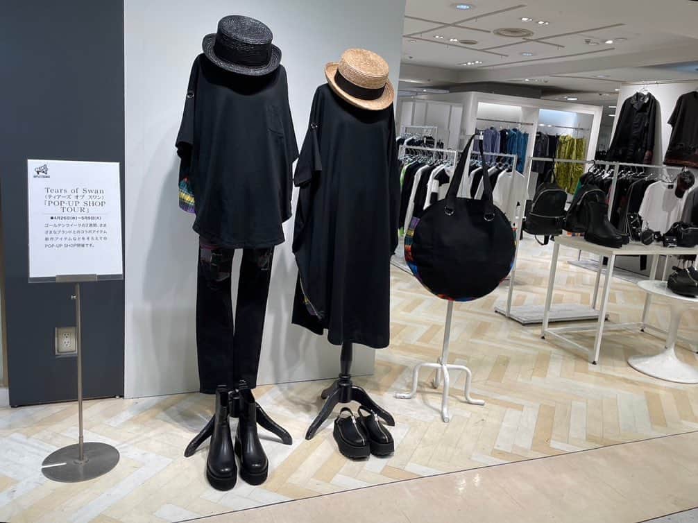 のインスタグラム：「本日から5月上旬のゴールデンウィーク、西武池袋本店にてTEARS OF SWAN POP UP SHOPスタートです!! 様々なブランドとのコラボアイテム、新作アイテム等もご用意して、店頭にて皆様のご来店をお待ちしておりますので宜しくお願い致します😊🏬  TEARS OF SWAN POP UP SHOP 2023@SEIBU IKEBUKURO  DAY:2023.4/26(wed)〜5/9(tue) TIME:10:00〜21:00 PLACE:豊島区南池袋1-28-1 SHOP:西武池袋本店3階（南ゾーンB10） イベントスペーススプリットリング TEL:03-6303-2056(お問い合わせ電話番号/Tears of Swan atelier shop) WEB:www.tearsofswan.com  @tears_of_swan  #tearsofswan #popupshop  #10thanniversary  @ikesei_eventspace  #seibuikebukuro  #西武池袋本店 #西武池袋 #イケセイ #スプリットリング」