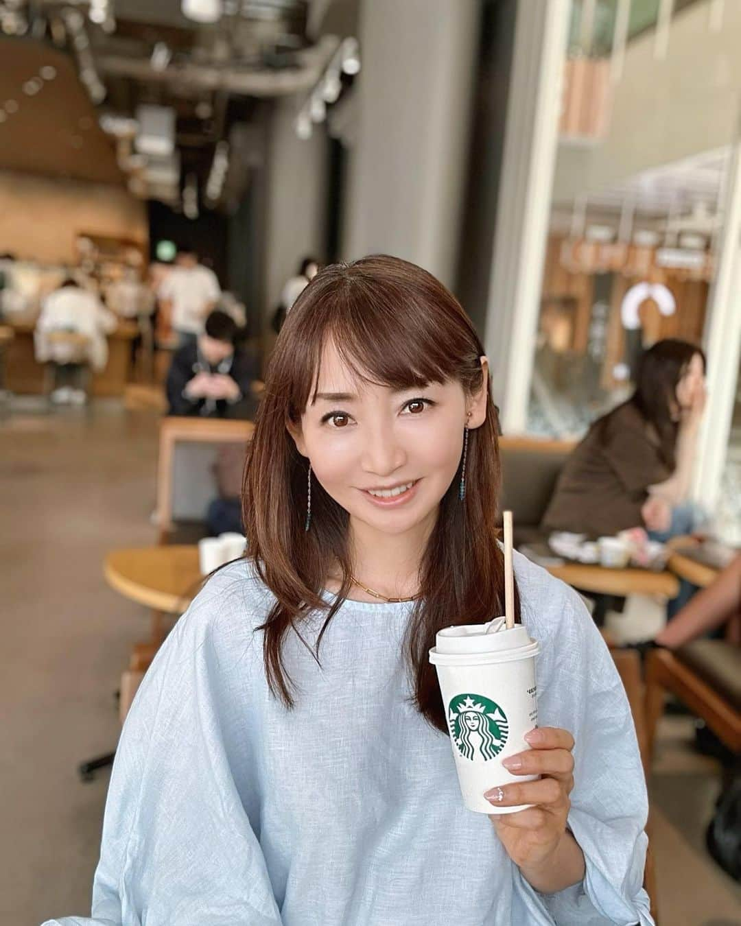 長谷川夕希子さんのインスタグラム写真 - (長谷川夕希子Instagram)「スタバデート💓 なんてね😆  この時期からの私の定番アイススターバックスラテで、お友達といつもの お喋り😆🎶  #スタバ好き  #スタバ大好き  #スタバグラム  #スタバ女子  #スタバ部  #ラモード  #lamode  #granthule  #グラントゥーレ  #アイススターバックスラテ  #カフェ部  #カフェスタグラム  #渋谷デート  #渋谷カフェ  #cocoti  #アラフォーライフ #アラフォー女子  #アラフィフ女子  #アラフィフライフ  #美魔女 #大人女子」4月26日 7時36分 - yukikogabby