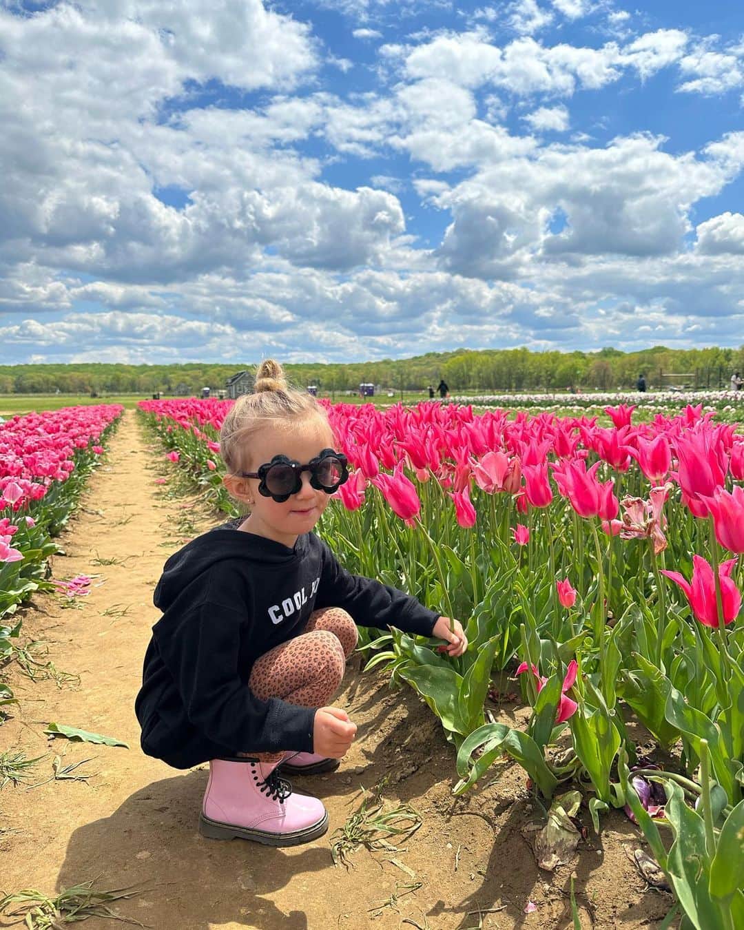 ジェイミー・レイさんのインスタグラム写真 - (ジェイミー・レイInstagram)「Mommy, will you accept this rose?  #hollandridgefarms #flowers #photography #bachelor」4月26日 7時46分 - jamieraelawrence