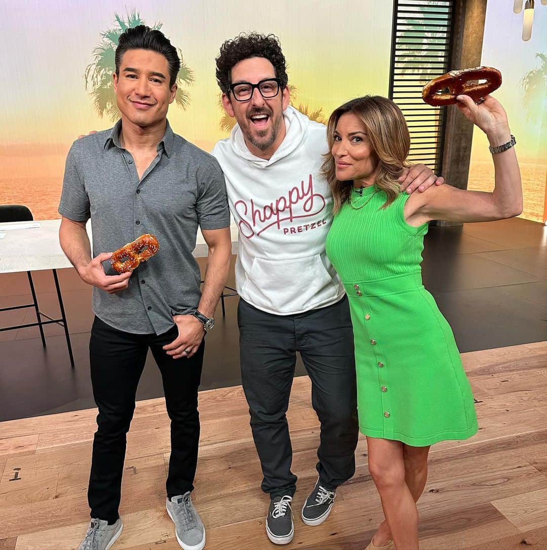 アダム・シャピロのインスタグラム：「Workin on some #nationalpretzelday stuff for tomorrow with this power duo @kithoover @mariolopez @accesshollywood @shappypretzel」
