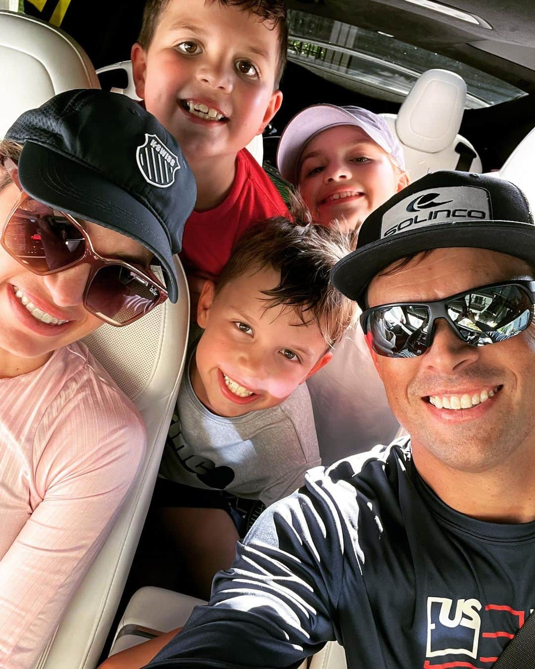 ブライアン兄弟のインスタグラム：「🚗 🔜 🎾 🤳 👨‍👧‍👦」