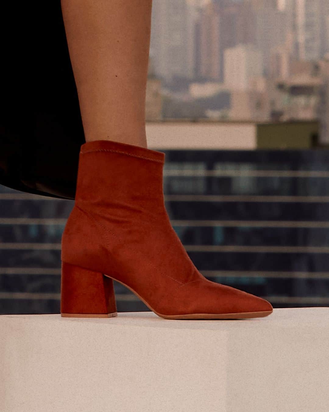Santa Lollaのインスタグラム：「A bota stretch de cano baixo ganha um toque extra de personalidade com o acabamento em suede. Desliza para o lado para ver a produção completa. [ 0286.1FBB.00EF.014F | R$299,90 ] #santalolla #santalollainv23 #SLboots #boots #newin」