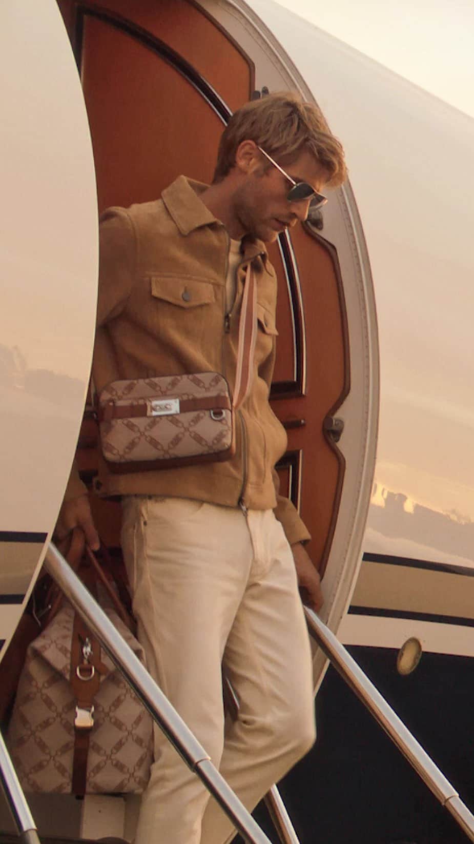 のインスタグラム：「Introducing new Empire logo jacquard print luggage for spring. #MichaelKorsMens  Captured by @KellyJeffrey」