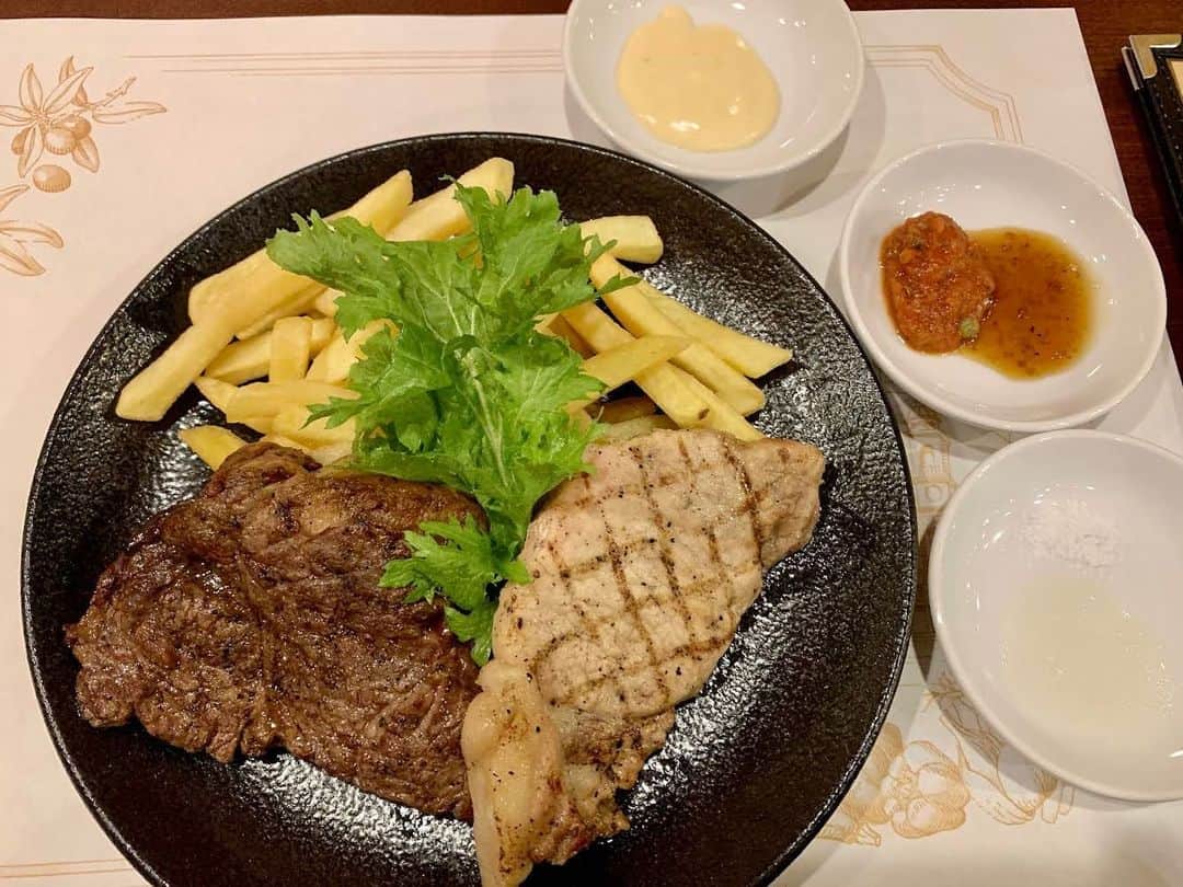 ホテルウィングインターナショナルプレミアム東京四谷のインスタグラム：「. 皆さまおはようございます！☀️  本日はレストランで開催している 「お肉食べ放題」ディナーをご紹介します！🍖  【無限解禁】ブランド肉の食べ放題　"葡萄牛"と"梅里豚"のグリル  ディナー限定の大人気お肉食べ放題フェアを開催中です💪🏻  今回ご用意したのは「葡萄牛」と「梅里豚」  オーストラリア産の葡萄牛は、飼料に葡萄の絞り粕を配合。 味わい深く柔らかい肉質となったブランド牛です。  梅里豚は、茨城県生まれのすっきりとして良質な甘みの脂身が特徴のブランド豚です。  そしてそのお肉を彩るソースも なんと9種類ご用意しました！🍽  テーマは「イタリアを巡るソースバー」🇮🇹 チーズやお塩、バルサミコ酢など お肉にぴったりで気になるものばかりです！ どうぞお好みでお取りください☺️  毎回大好評のお肉フェアです。  6月4日までの期間限定ですので、 皆様のご来店をお待ちしております！💁🏻‍♀️✨✨  ＊・＊・＊・＊・＊・＊・＊・＊・＊  #hotelwing であなたの滞在の様子を ぜひシェアしてください！ Please share your stay at hotelwing!  ＊・＊・＊・＊・＊・＊・＊・＊・＊  #ホテルウィング東京四谷　 #ホテルウィング四谷　#ホテルウィング #hotelwing #hotelwingyotsuya  #ホテルステイ　#東京ホテル　#四谷　#四谷三丁目 #葡萄牛　#梅里豚　#お肉食べ放題　#bistrow」