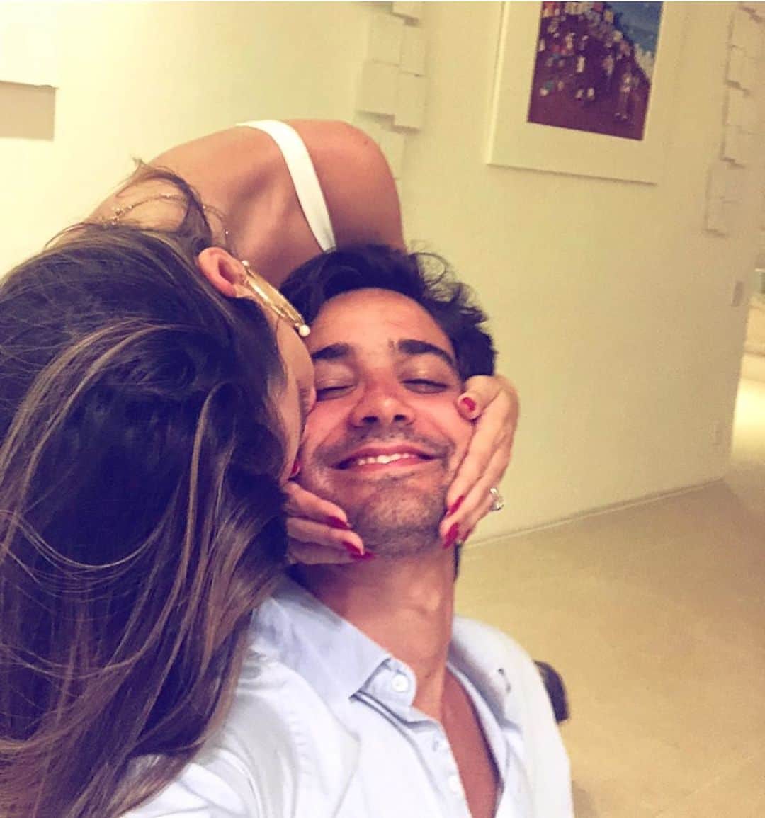 ステファニー・ブリットのインスタグラム：「Ontem fizemos 12 anos juntos! 12 anos de namoro! E sempre penso: “Mas não contaria agora só os anos de casados?” (Até pq já é tanta data pra lembrar…) Mas depois da última viagem que fizemos juntos, onde nós dois parecíamos dois adolescentes de namorados viajando juntos pela primeira vez, só tenho mais certeZa e orgulho de comemorar mto nosso aniversário!!!! Meu amor da minha vida, sempre acreditei que Deus tinha planos pra mim, mas nem nos meus melhores sonhos imaginei você e tudo que iríamos viver e construir juntos! ❤️ Nossa família, nosso amor, nossa parceria, nossa cumplicidade e nossa escolha diária de estarmos juntos!!! Te amo e amo o tanto que somos um pro outro! Preparado pra mais 12 anos e pro resto da vida?  ❤️」