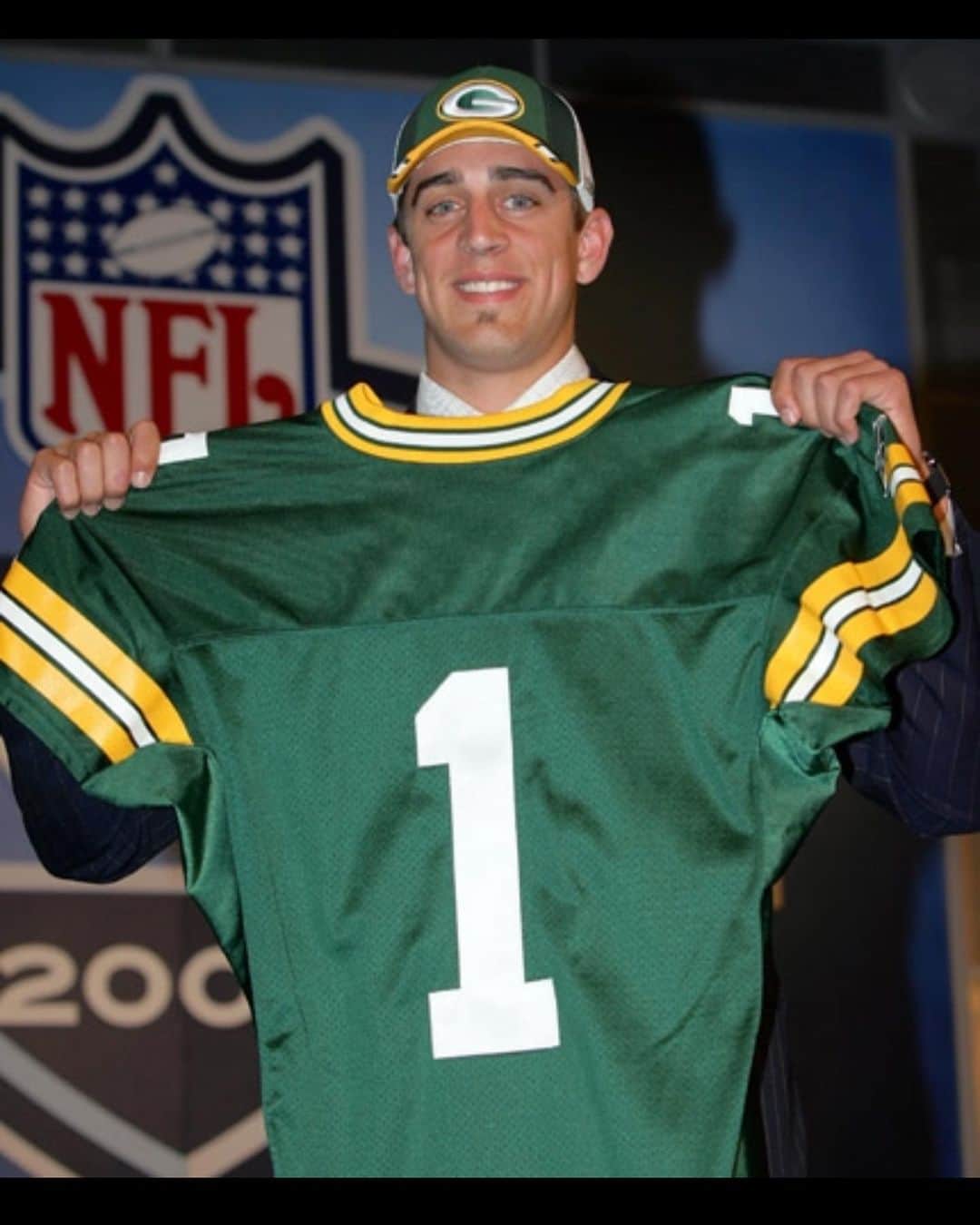 アーロン・ロジャースのインスタグラム：「Thank you. ❤️  I’m not sure it’s possible to fully express the gratitude that I have to the @packers , our incredible fans, the state of Wisconsin, the thousands of players that I crossed paths with, the incredible men and women who work for the organization, and the amazing people who I got to meet along the way, in one post with 10 pictures, but I hope you read this and feel my heart and soul, filled with love, joy, and peace about my time in green and gold. 💚💛 I grew up in Green Bay, drafted at 21, fell in love with the game, met some lifelong friends, and take with me memories that will last a lifetime.  I’m grateful to the late Ted Thompson for drafting me, for my head coaches, especially the 13 years with Mike McCarthy, and the last 4 with Matt LaFleur. I had some incredible men to work with in the QB room over the years including Tom, AVP, Luke, and Connor.  Huge thank you to my guys in the equipment room, Red, TBone, Odea, Kev, Bryan, Andy Grouber, All my dear friends in the training room over the years, Nate, Flea, Doc McKenzie, Doc Gray, Pepp, and Cuz. The legendary Adam Korzun and his incredible staff; Dougie, Crabby, and Scotty, for always looking out for me; Tom, Nate, Sarah, and Jason in PR, Evan for bringing my work life to film, The Rock and Wayne, for giving words to the highlights of my career, Grey, and Big Rob for your work with our guys over the years, Bloke, Thad, Grant and Gizz in the weight room, Bob Harlan, Russ Ball, Mark Murphy and Brian Gutekunst for your stewardship of the organization, every one on the 3rd and 4th floors who make that building run smoothly, and so many countless others at the loading dock, tours, concessions, maintenance, our field crew, etc.   To the fans, THANK YOU, you made every run out of the tunnel special, every home game magical, and it was my honor to be your QB.   To my teammates, I love you all, and am thankful for the moments on and off the field that brought us close. I played with legends, I played with friends; thanks for believing in me and having my back always ❤️  This is not the end for us, I will see you again Green Bay, you’ll always have my heart ❤️  -12   #grateful #18years #💚💛」