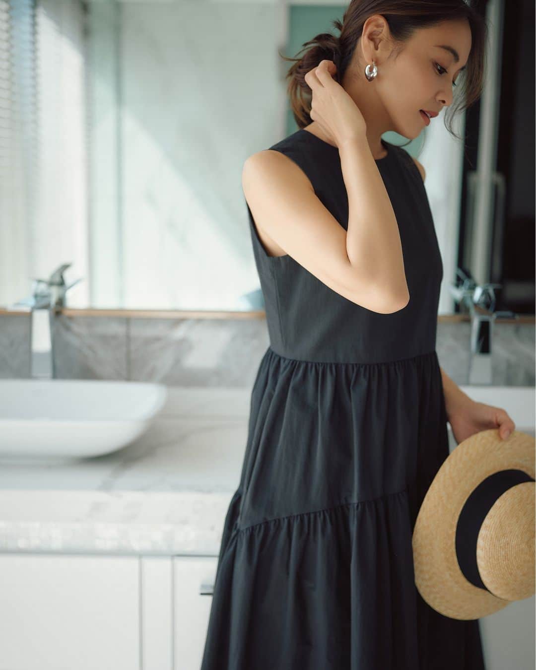 UNITED ARROWS さんのインスタグラム写真 - (UNITED ARROWS Instagram)「滝沢眞規子が纏う、ユナイテッドアローズ。 MY FASHION TRIP いつでも、どこでも、自分らしく  合わせる小物次第で幅広いシーンで活躍するブラックドレス。これはスポーティなシャリ感のある素材と背中の空いたヘルシーなデザインだから、いろいろ着回せる万能アイテム。ローファーを合わせたミックスコーデも新鮮。  <UNITED ARROWS> バックオープンワンピース　¥28,600  <UNITED ARROWS> シアーチェックジャケット　¥28,600  <UNITED ARROWS> ローファー　￥41,800  <ARCHIVEPKE> バッグ ¥14,300  <COEUR> ハット　¥27,500  <UNITED ARROWS> ピアス　¥8,800  <UNCOMMON MATTERS> リング　¥41,800  #UnitedArrows #UnitedArrowsWomen #ユナイテッドアローズ #旅行 #バケーション #ホテルステイ #ワーケーション #旅行コーデ #旅行準備 #ワンピース #ワンピースコーデ #ブラウス #ブラウスコーデ #大人きれいめコーデ #大人きれいめカジュアル #着映えコーデ」4月26日 8時13分 - unitedarrows_official