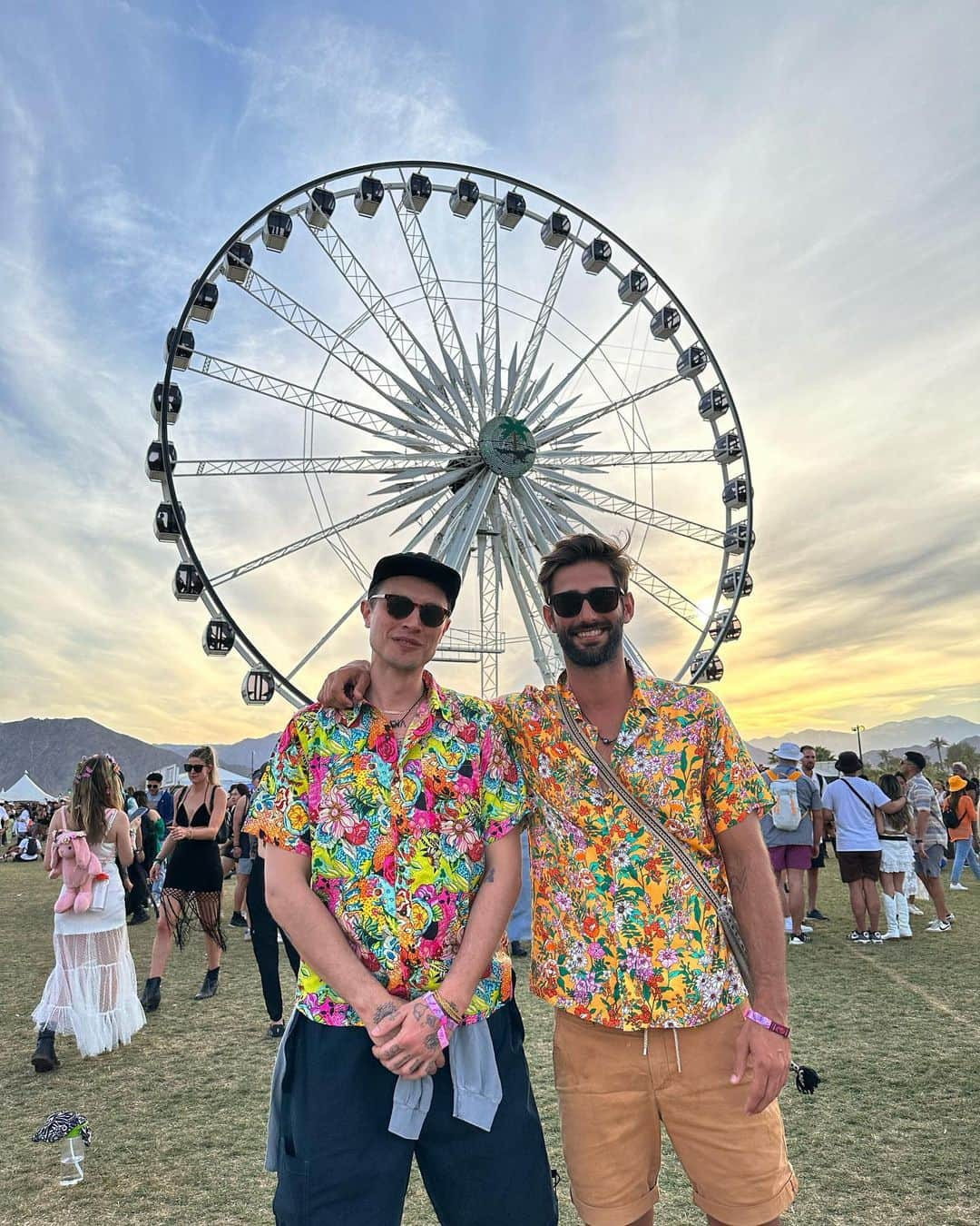 Ricardo Baldinさんのインスタグラム写真 - (Ricardo BaldinInstagram)「It’s been 10 years since I first attended Coachella. Back then I knew almost none of the artists, and that’s no excuse not to go, cause honestly, getting to know new good artists you didn’t know is fantastic. I learned about The XX that 2013. This was my sixth year, first since 2018 when Beyoncé performed. Funny it kind of felt like the first, I’ve been learning more Brazilian music the past few years and knew just the classics like Blink 182, Gorillaz, Chemical Brothers etc. knowing I’d get there and learn about the novelties.   After 3 busy days…Well here is the list of highlights: 1 - ROSALÍA, like a magnetism we were in front of the main stage when she was just starting the show, and forget about it. She is just out of this world, what a performance! 2 - Kaytranada - FISHER & Chris Lake - SG Lewis These were 3 amazing performances of artists I didn’t know and became fan, all happening on Outdoor stage, where the classics Eric Prydz and Chemical Brothers also performed. 3 - Trust the main stage - from Sunset to the end of festival main stage is packed. Bad Bunny had an amazing concert full of energy and It was fun singing my teenager times songs with Gorillaz and Blink 182.   I find it really amazing to attend such festivals. I feel It’s like a big body composed of dozens of thousands of people, each one with their story, tastes and expectations, but above all, everyone just wanting to have a good time and no prejudices, so it’s a big union of people wanting the same thing creating the best environment for you to be free and enjoy yourself the way you want.  Shoutout to my brother @1fabionunes who was together on Coachella 2013 and now again killing it on the dance floors. @caseyfatch 🐞 Also @theragaman my long time friends and partners who provide me the coolest outfits 🙏🏽  See you soon Coachella 🫶」4月26日 8時14分 - rbaldin