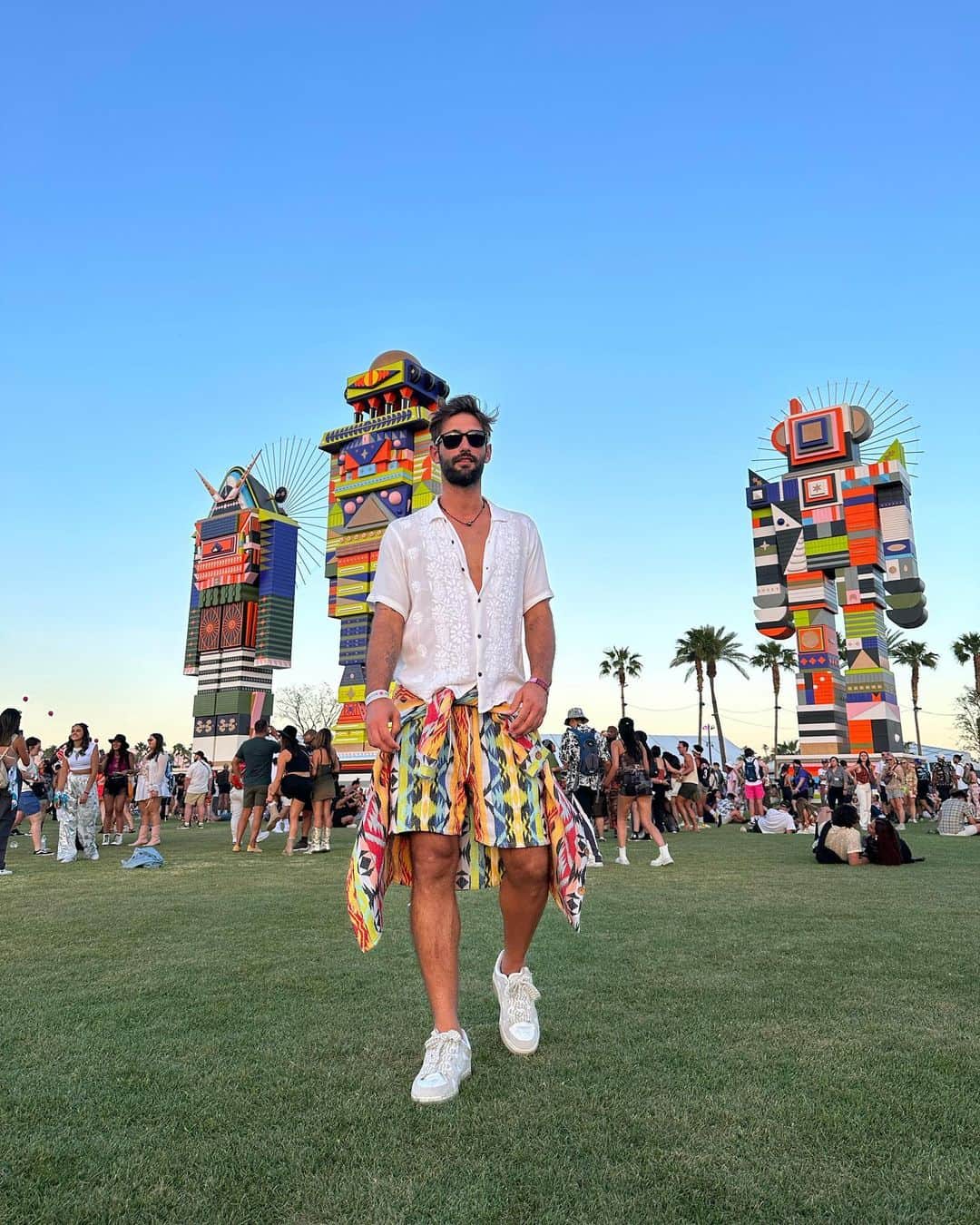 Ricardo Baldinのインスタグラム：「It’s been 10 years since I first attended Coachella. Back then I knew almost none of the artists, and that’s no excuse not to go, cause honestly, getting to know new good artists you didn’t know is fantastic. I learned about The XX that 2013. This was my sixth year, first since 2018 when Beyoncé performed. Funny it kind of felt like the first, I’ve been learning more Brazilian music the past few years and knew just the classics like Blink 182, Gorillaz, Chemical Brothers etc. knowing I’d get there and learn about the novelties.   After 3 busy days…Well here is the list of highlights: 1 - ROSALÍA, like a magnetism we were in front of the main stage when she was just starting the show, and forget about it. She is just out of this world, what a performance! 2 - Kaytranada - FISHER & Chris Lake - SG Lewis These were 3 amazing performances of artists I didn’t know and became fan, all happening on Outdoor stage, where the classics Eric Prydz and Chemical Brothers also performed. 3 - Trust the main stage - from Sunset to the end of festival main stage is packed. Bad Bunny had an amazing concert full of energy and It was fun singing my teenager times songs with Gorillaz and Blink 182.   I find it really amazing to attend such festivals. I feel It’s like a big body composed of dozens of thousands of people, each one with their story, tastes and expectations, but above all, everyone just wanting to have a good time and no prejudices, so it’s a big union of people wanting the same thing creating the best environment for you to be free and enjoy yourself the way you want.  Shoutout to my brother @1fabionunes who was together on Coachella 2013 and now again killing it on the dance floors. @caseyfatch 🐞 Also @theragaman my long time friends and partners who provide me the coolest outfits 🙏🏽  See you soon Coachella 🫶」