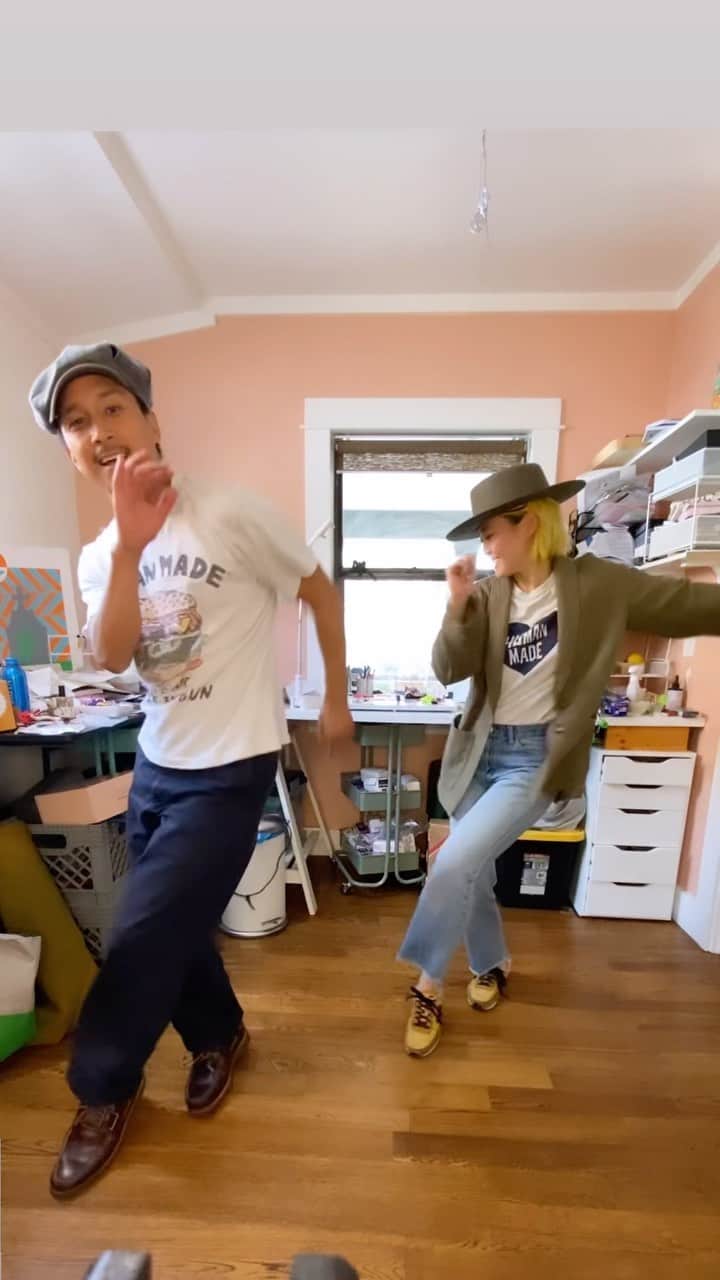 ショーン・エバリストのインスタグラム：「Needed work a break, drank some lemonade🍋 then thought about @jeremypassion music. So just for fun we made some moves up to his new song ✨🎵」