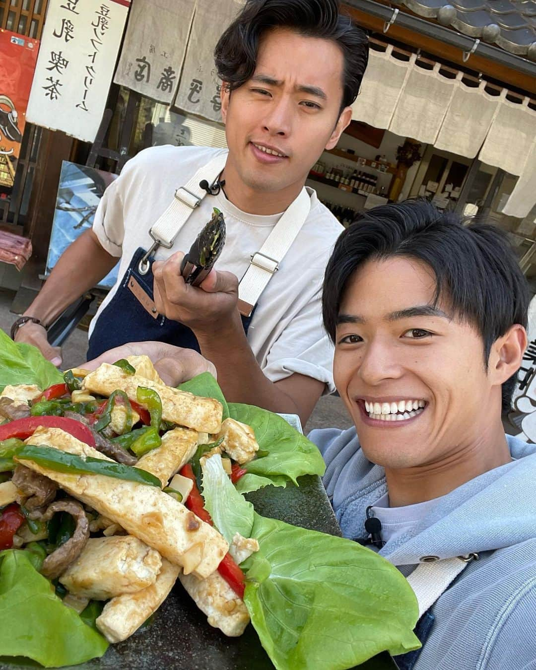 池田航さんのインスタグラム写真 - (池田航Instagram)「五箇山豆腐チンジャオロース😍🇨🇳✨️  地元の美味しい食材が放送されるのはめちゃくちゃ嬉しい🥰  人生初めてあんなに大きな豆腐つくった😳😳😳😳［ 'ω' ］  チンジャオロースのレシピはこちら⬇️💓  【五箇山豆腐の青椒肉絲】 五箇山豆腐 1丁 タケノコ 半分 ピーマン 4こ パプリカ 1個  合わせ調味料 砂糖 大1 酒 大1 オイスターソース 小2 醤油 大2 白胡椒  鶏がらスープ 大1 水 大1  水とき片栗粉 水大3＋片栗粉大2  今日も素敵な食材と暖かい現地の方達との出会いに感謝💓   次回もお楽しみに☀️  #ZIP #旅するエプロン #スピッツ #Spitz #ZIPファミリー  #水卜麻美 さん  #池田航  @kohcooking   #伊藤楽  @gaku_jh122    #富山  #富山県  #南砺市  #五箇山」4月26日 8時20分 - kohcooking