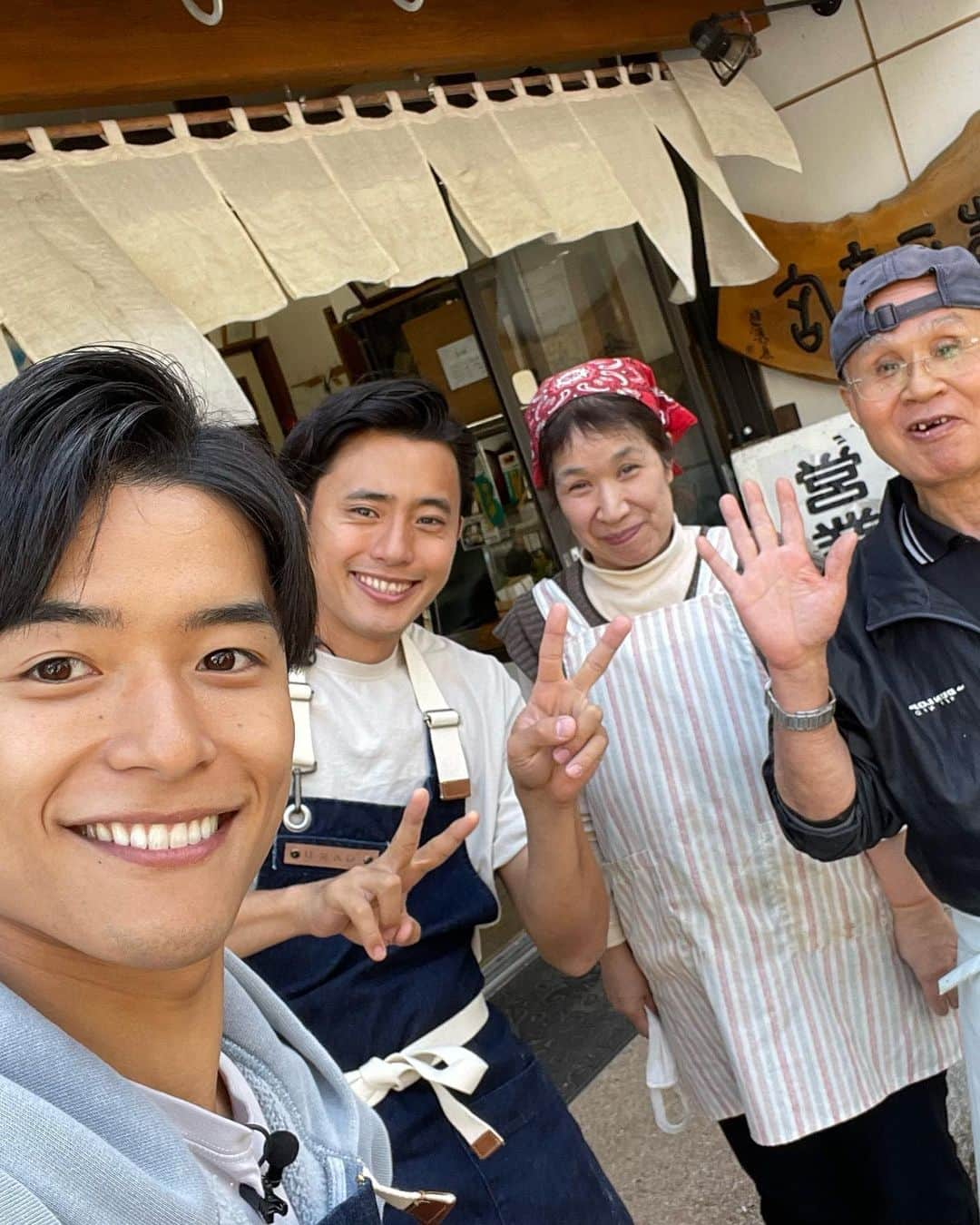 池田航さんのインスタグラム写真 - (池田航Instagram)「五箇山豆腐チンジャオロース😍🇨🇳✨️  地元の美味しい食材が放送されるのはめちゃくちゃ嬉しい🥰  人生初めてあんなに大きな豆腐つくった😳😳😳😳［ 'ω' ］  チンジャオロースのレシピはこちら⬇️💓  【五箇山豆腐の青椒肉絲】 五箇山豆腐 1丁 タケノコ 半分 ピーマン 4こ パプリカ 1個  合わせ調味料 砂糖 大1 酒 大1 オイスターソース 小2 醤油 大2 白胡椒  鶏がらスープ 大1 水 大1  水とき片栗粉 水大3＋片栗粉大2  今日も素敵な食材と暖かい現地の方達との出会いに感謝💓   次回もお楽しみに☀️  #ZIP #旅するエプロン #スピッツ #Spitz #ZIPファミリー  #水卜麻美 さん  #池田航  @kohcooking   #伊藤楽  @gaku_jh122    #富山  #富山県  #南砺市  #五箇山」4月26日 8時20分 - kohcooking