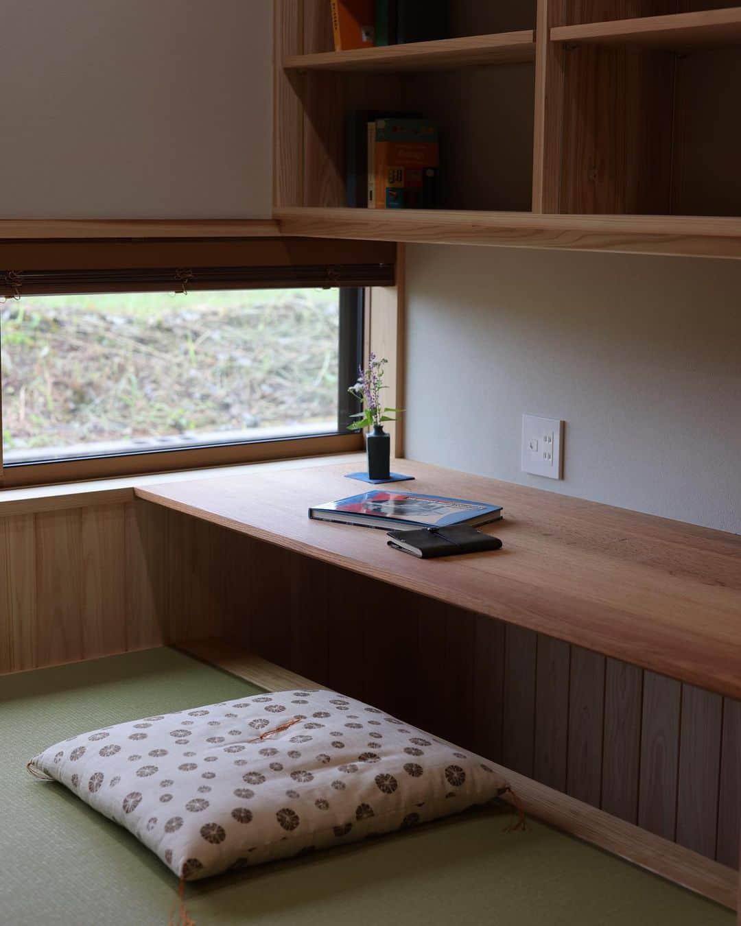 安成工務店さんのインスタグラム写真 - (安成工務店Instagram)「水回り動線の途中に設けた書斎は、洗濯物を畳んだり休憩スペースとしても活躍。左右にたっぷり設けた書棚にご家族みんなのお気に入りの本や裁縫道具などを入れて。  more photos…@yasunari_komuten  ...............  💡暮らしの中の“ちょっといいな”を集めました @yasunari_life  💡安成工務店がご提案する家具ショップ @ecoshop_com  ...............  #安成工務店 #yasunari #工務店 #注文住宅 #住宅 #木の家 #木造 #一戸建て #新築 #マイホーム #省エネ住宅 #エネルギー自給 #自然素材 #OMソーラー #家 #無垢材 #山口県 #福岡県 #季節を楽しむ #津江杉 #珪藻土 #セルロースファイバー断熱材 #輪掛乾燥材 #家造り #家づくり記録 #書斎 #家事室 #掘り炬燵の書斎 #オシャレな書斎 #畳コーナー」4月26日 8時27分 - yasunari_komuten