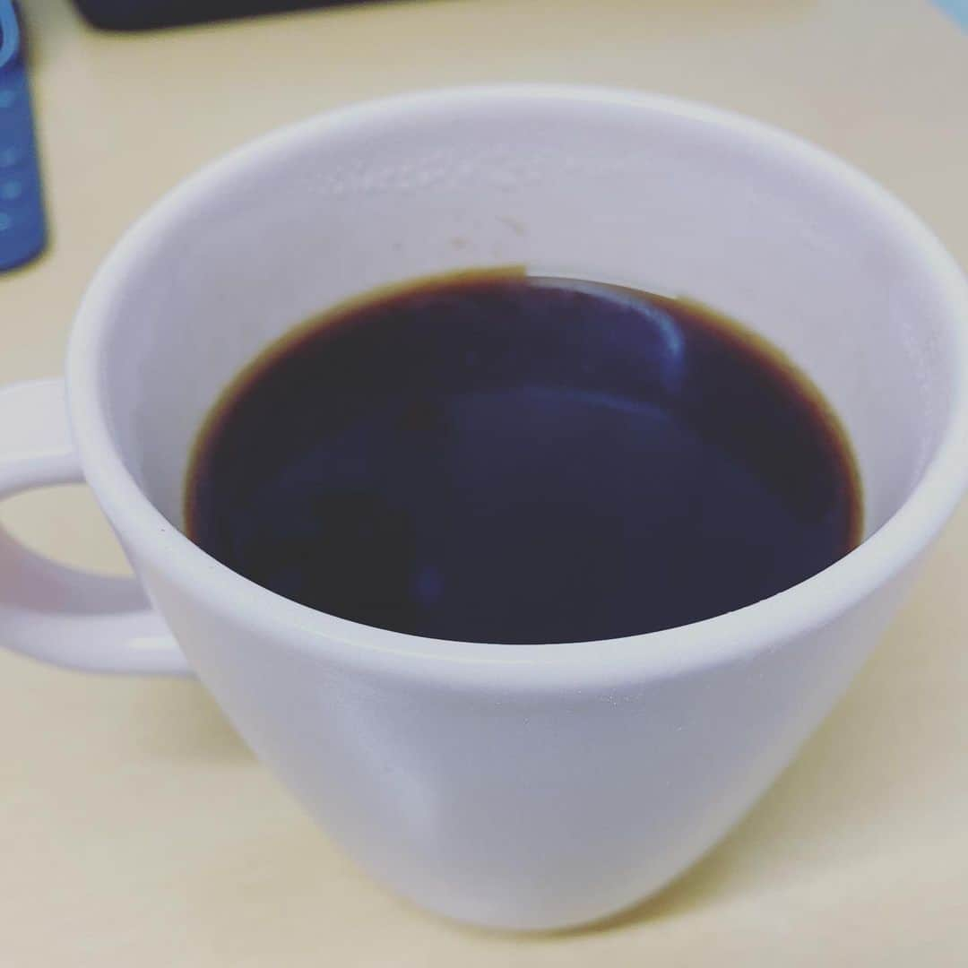 カバさんのインスタグラム写真 - (カバInstagram)「コーヒーチャレンジ☕️  おはようございます 本日もコーヒーから (42日目)  今日はパン屋さん休みです。 そして朝からロケ行かせて頂きます。運動系らしく、どきどきしてます。  そのせいなのか、晩ご飯のカレーどか食いしたせいか、胃が痛くて深夜に目覚めました。最悪です。  ただロケは楽しみなので、この最悪な目覚めを最高にかえてきます！  あっ！ でも運動は嫌なので、やっぱり最悪かも、、、  まぁ、どのみち美味しいもの食べたらそれで最高になるか！  皆さん、今日も良い一日を！  #吉本新喜劇 #カバ #コーヒーチャレンジ #苦手なコーヒーをお茶の感覚で飲めるようになるまでの道のり #コーヒー #coffee #コーヒーチャレンジ #coffeechallenge #カフェ #Caffe #吉本新喜劇 #yoshimotoshinkigeki #カバ #kaba #カフェ巡り #喫茶店巡り #カバッチグー #どーゆーそれー #次はどこでコーヒー嗜も？ #皆さん、今日も良い一日を！」4月26日 8時34分 - kabaking0129