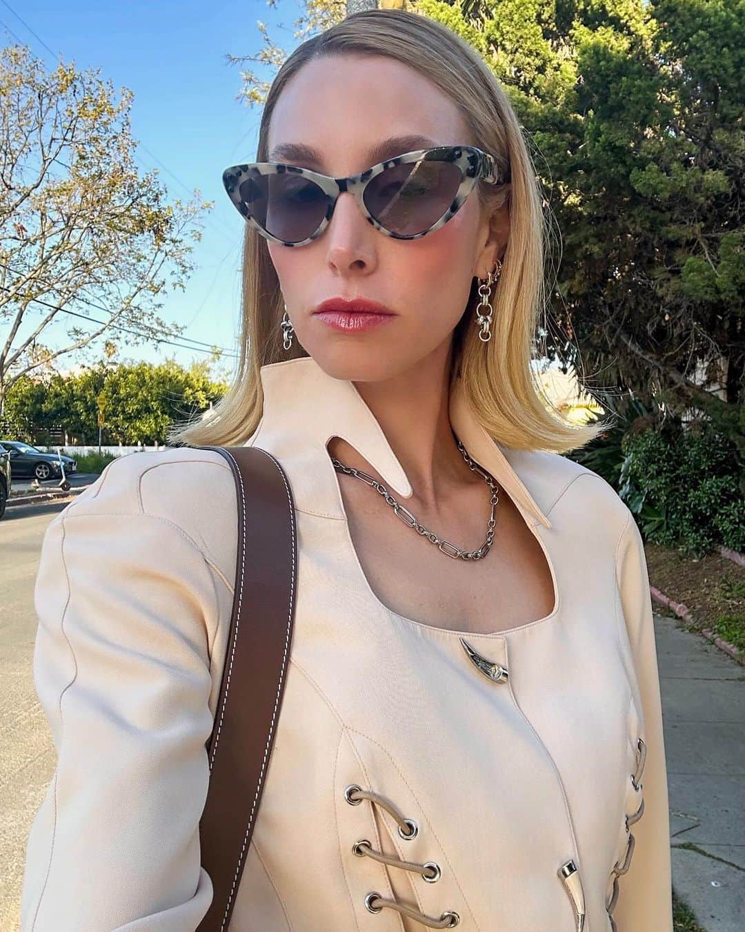 ホイットニー・ポートのインスタグラム：「While I’m not really in a shopping mood ( this renovation is sucking up all our $$$! ), I have found that buying vintage is the way to go. It’s not only sustainable, but it’s a way to feel unique and honor fashion history. That goes for home goods too. Some of my favorite online vintage shopping destinations are: @shopnou_  @thevintagemarche  @luciazolea  @themillennialdecorator  @lmt.haus.vintage  @maison.ique  @littconcepthouse  @carpenter.studio」